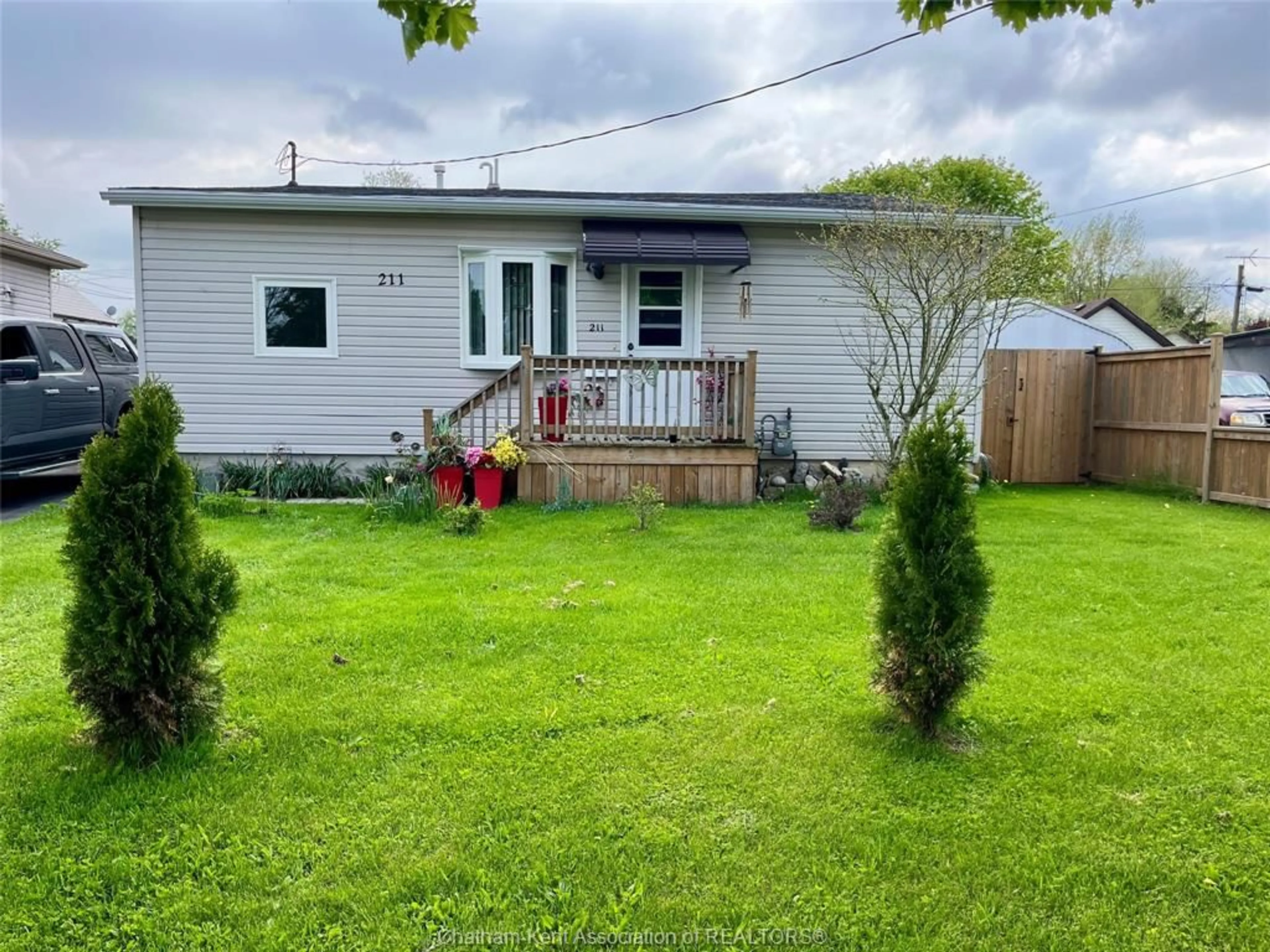 Frontside or backside of a home for 211 Sandys St, Chatham Ontario N7L3P6