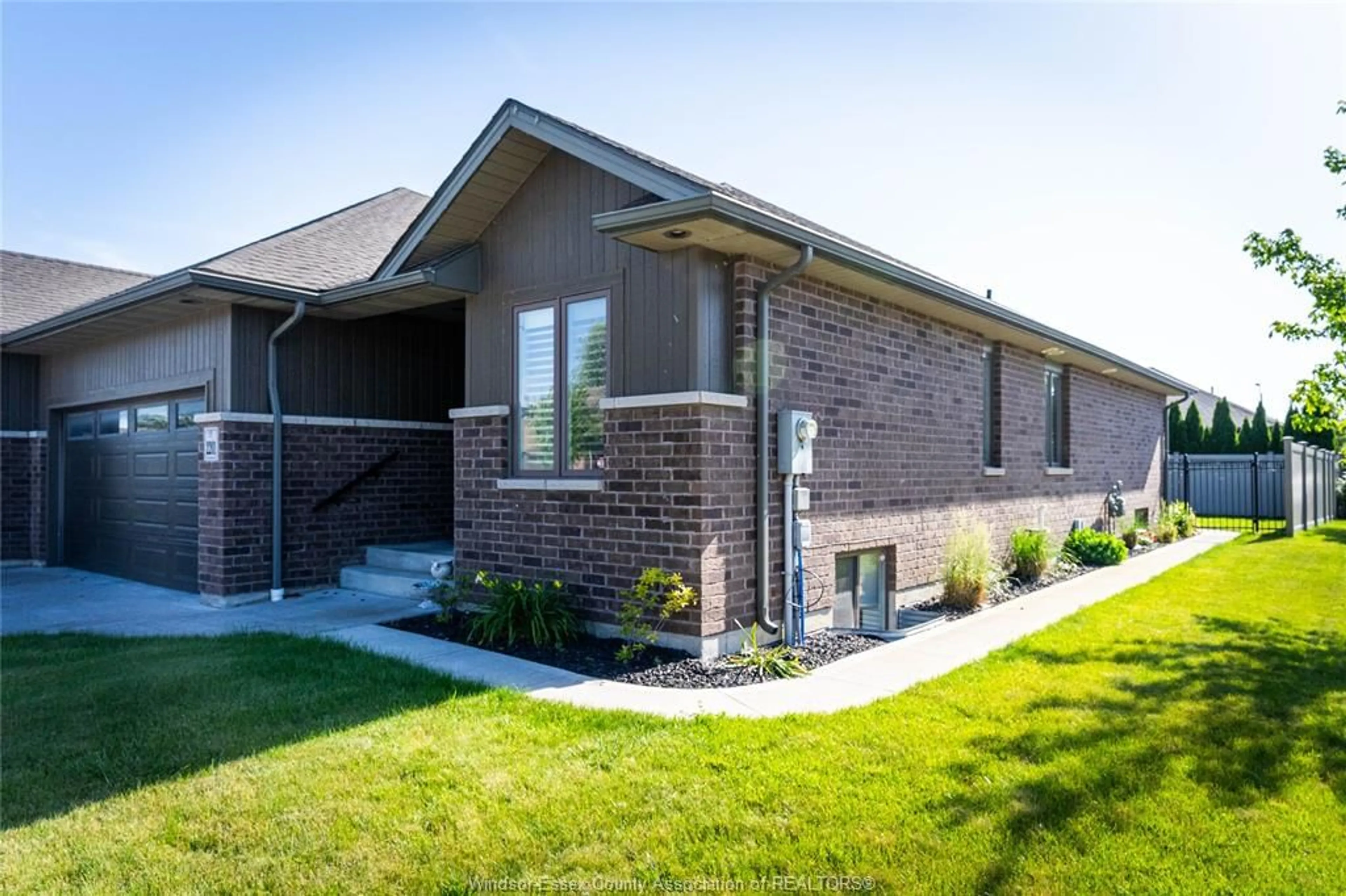 Home with brick exterior material, building for 2201 MAITLAND AVENUE, Windsor Ontario N8P 0B7