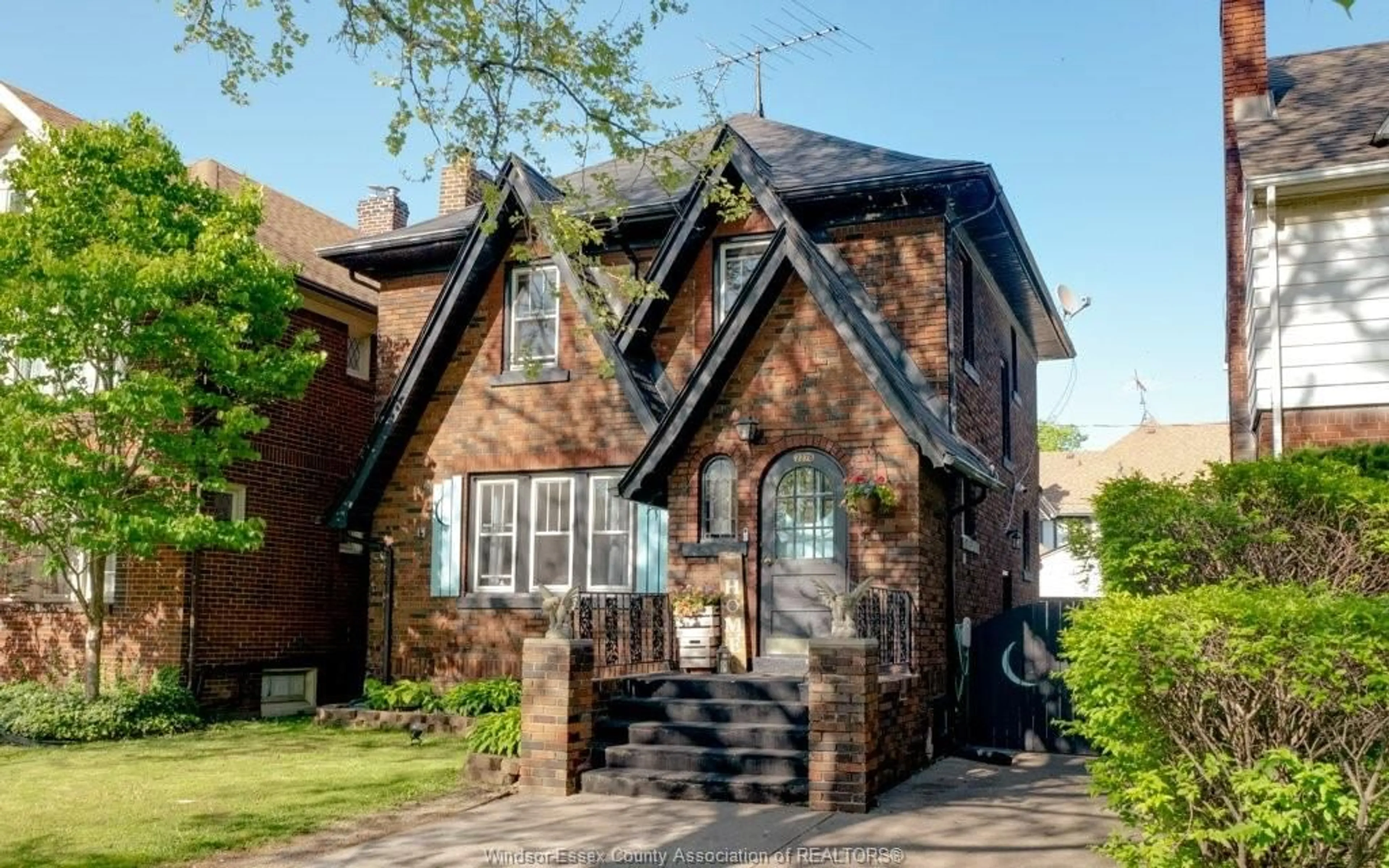 Home with brick exterior material for 2278 DOUGALL, Windsor Ontario N8X 1S8