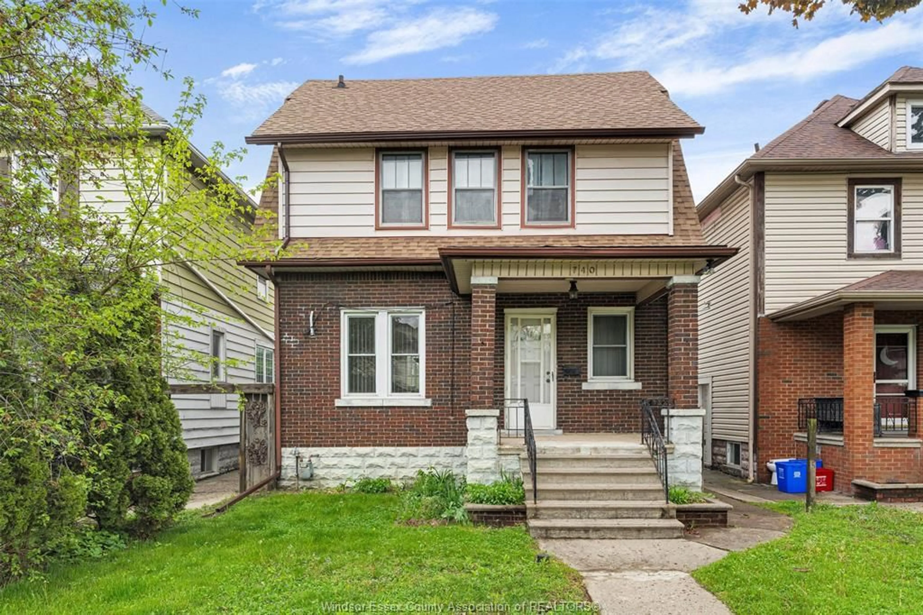 Frontside or backside of a home for 740 MOY, Windsor Ontario N9A 2N4