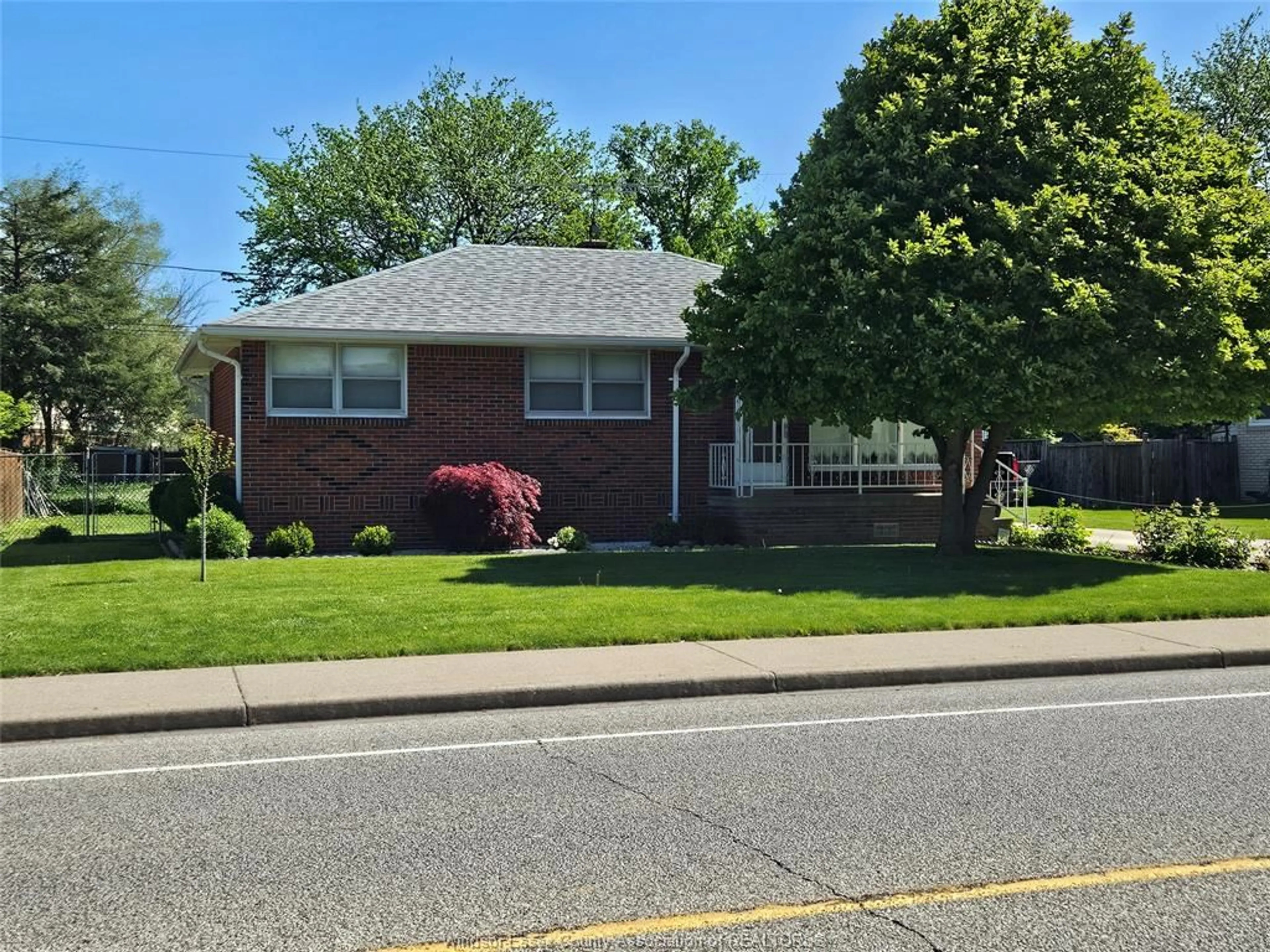 Frontside or backside of a home for 1602 CAMPBELL, Windsor Ontario N9B 2K6