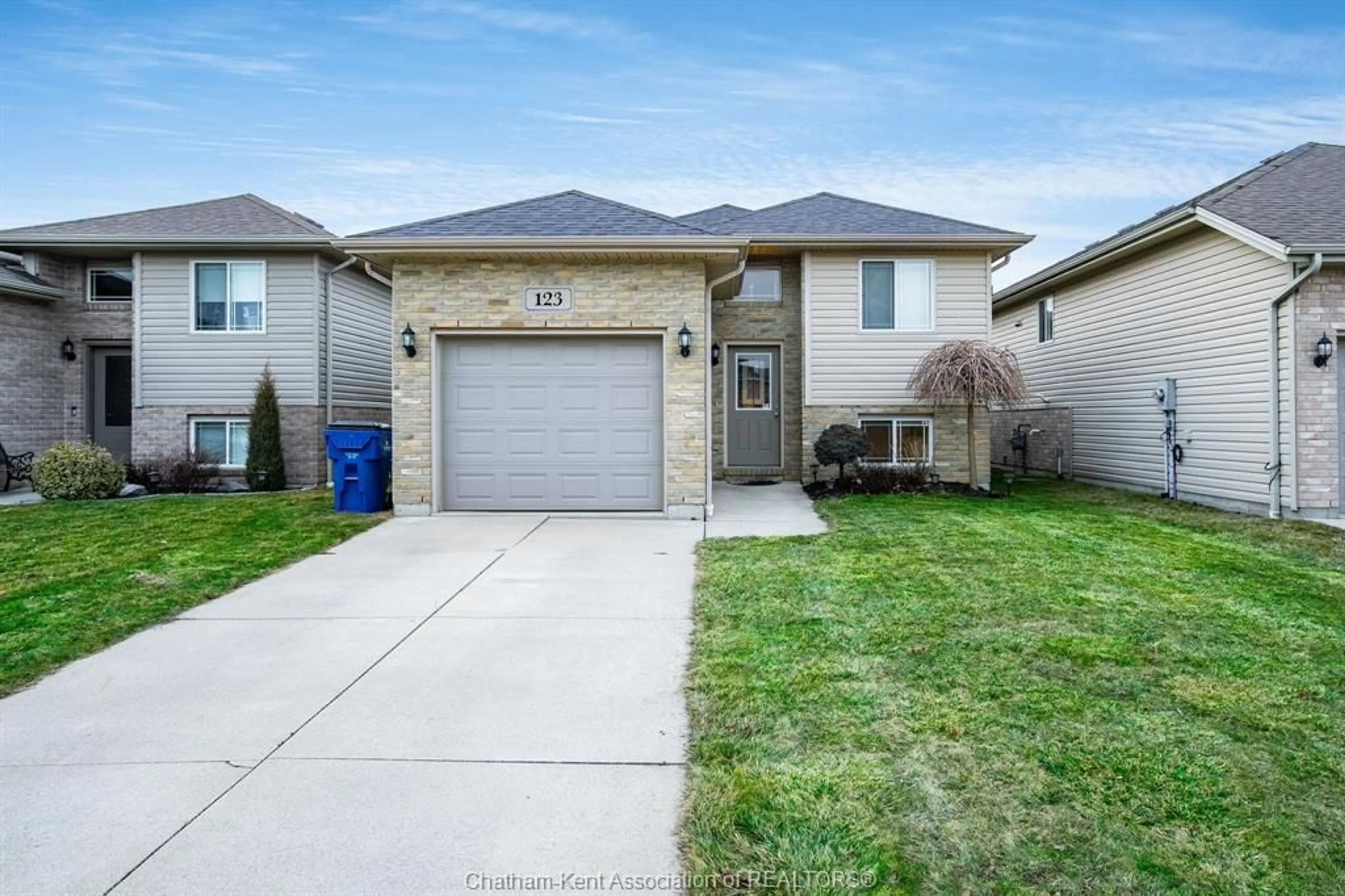 Frontside or backside of a home for 123 Manning Dr, Chatham Ontario N7M 0A6