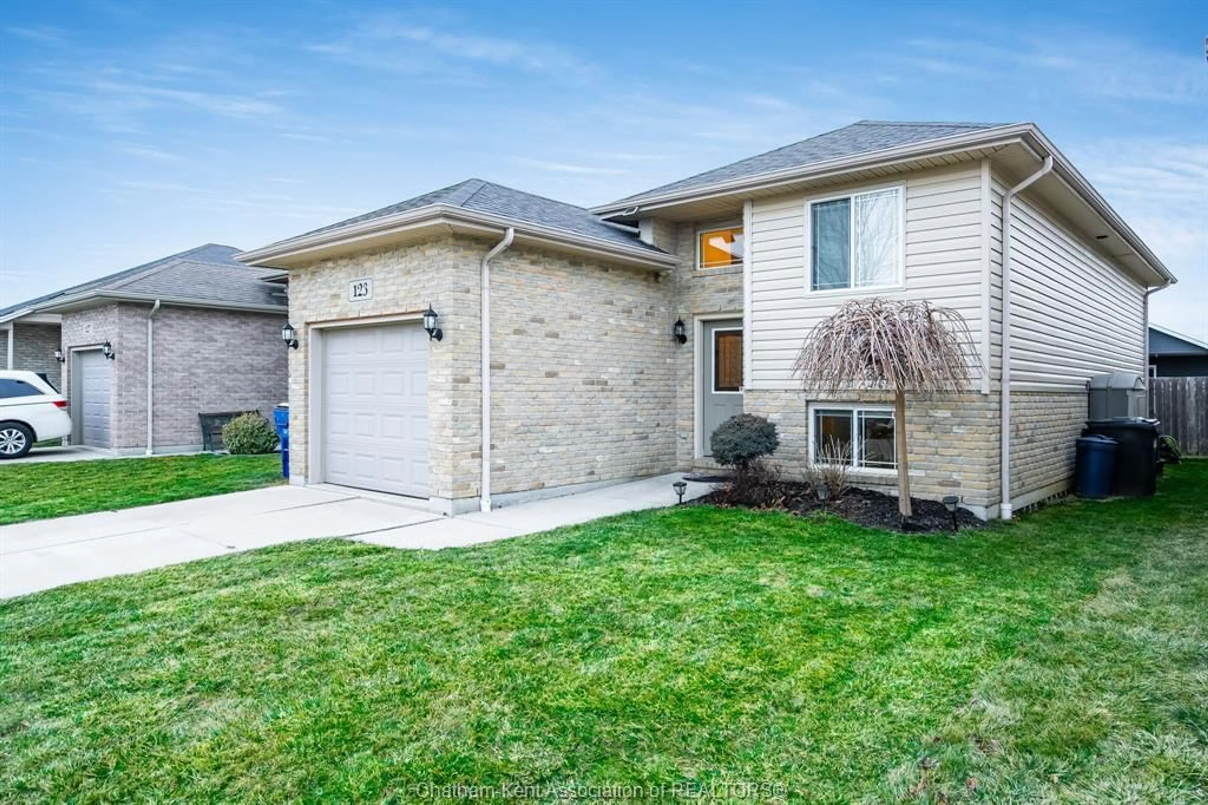 Frontside or backside of a home for 123 Manning Dr, Chatham Ontario N7M 0A6