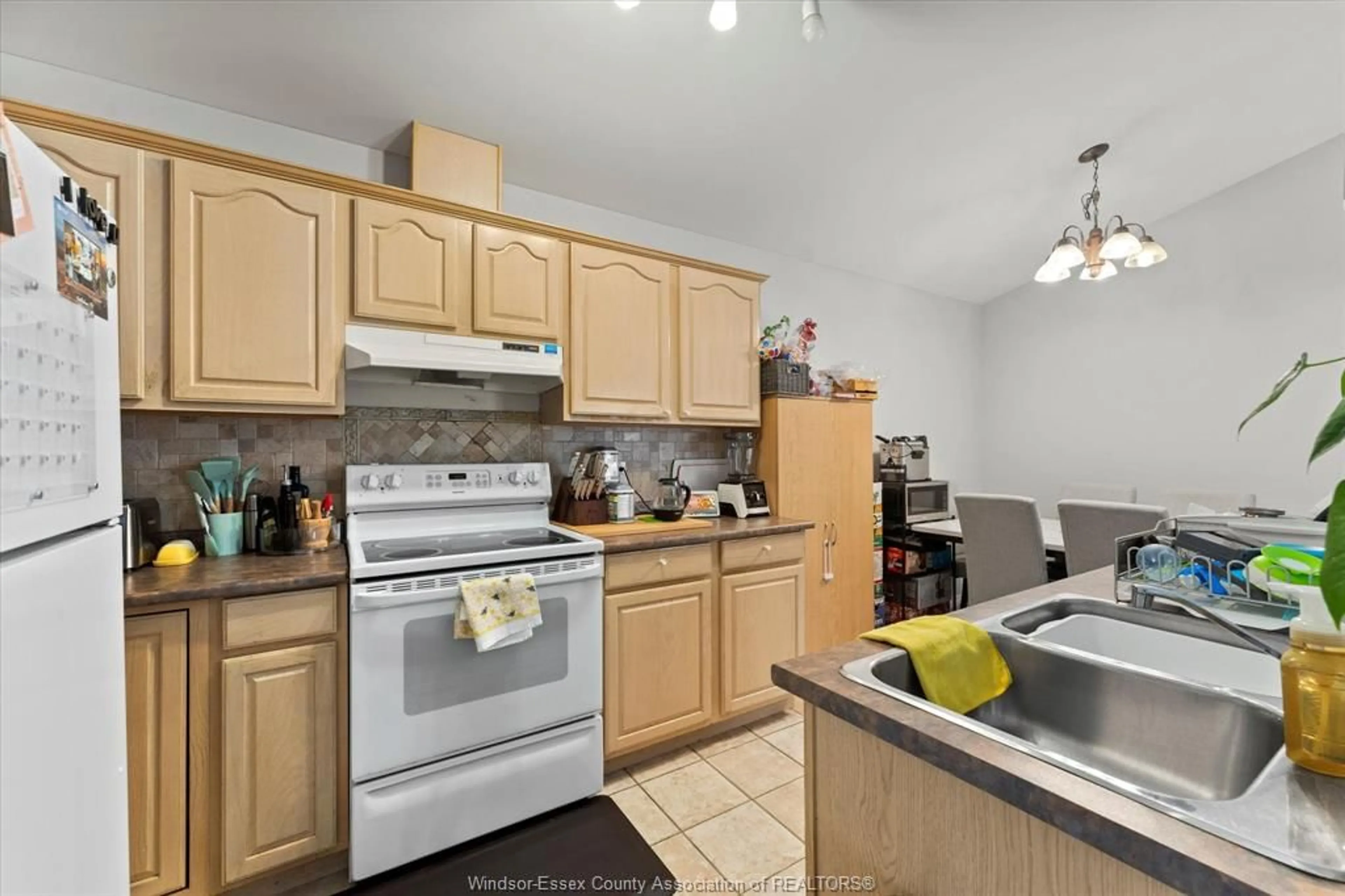 Standard kitchen for 3227 DAYTONA Ave, Windsor Ontario N9E 4T8