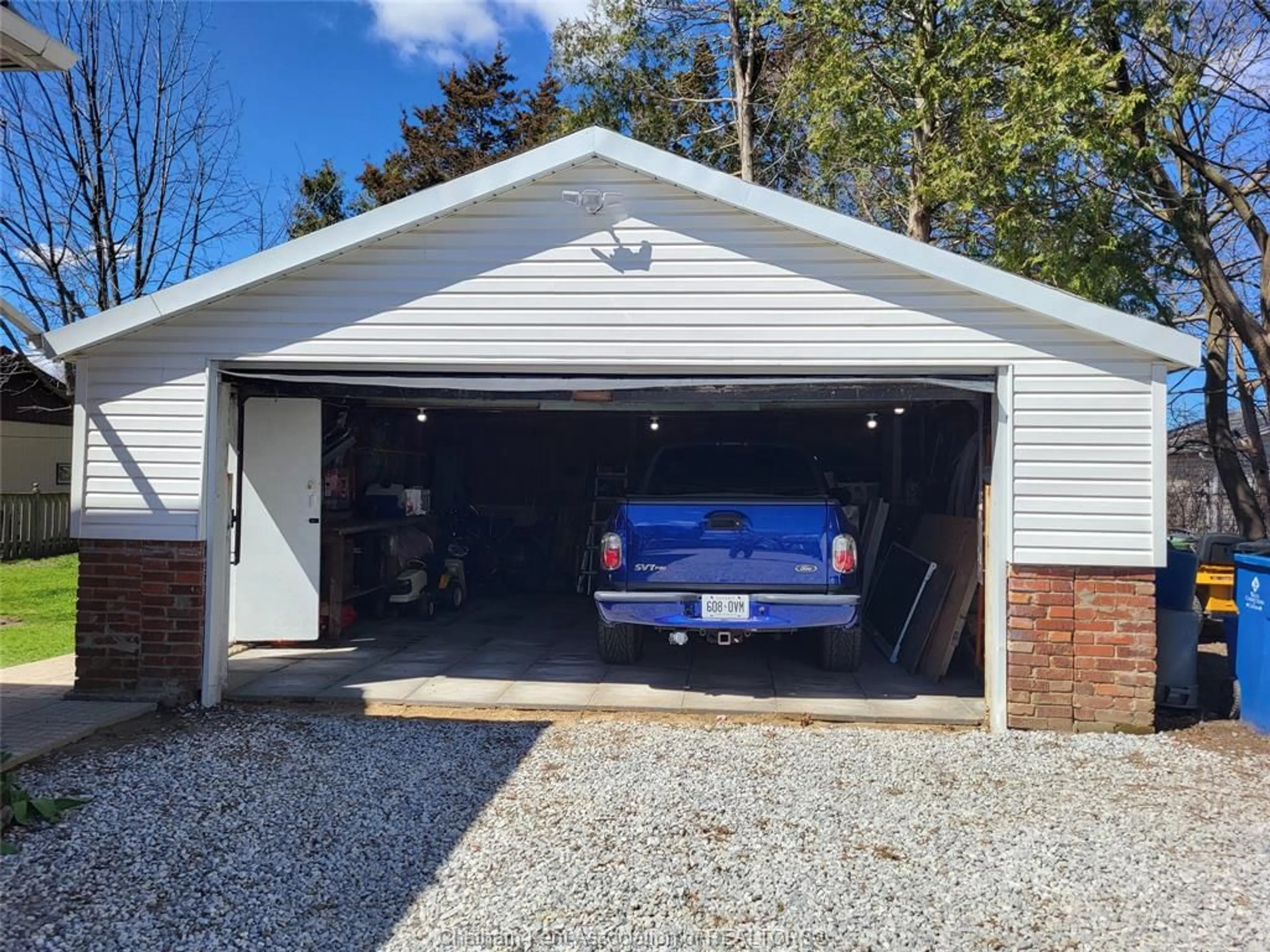 Indoor garage for 255 Selkirk St, Chatham Ontario N7L 1Z5