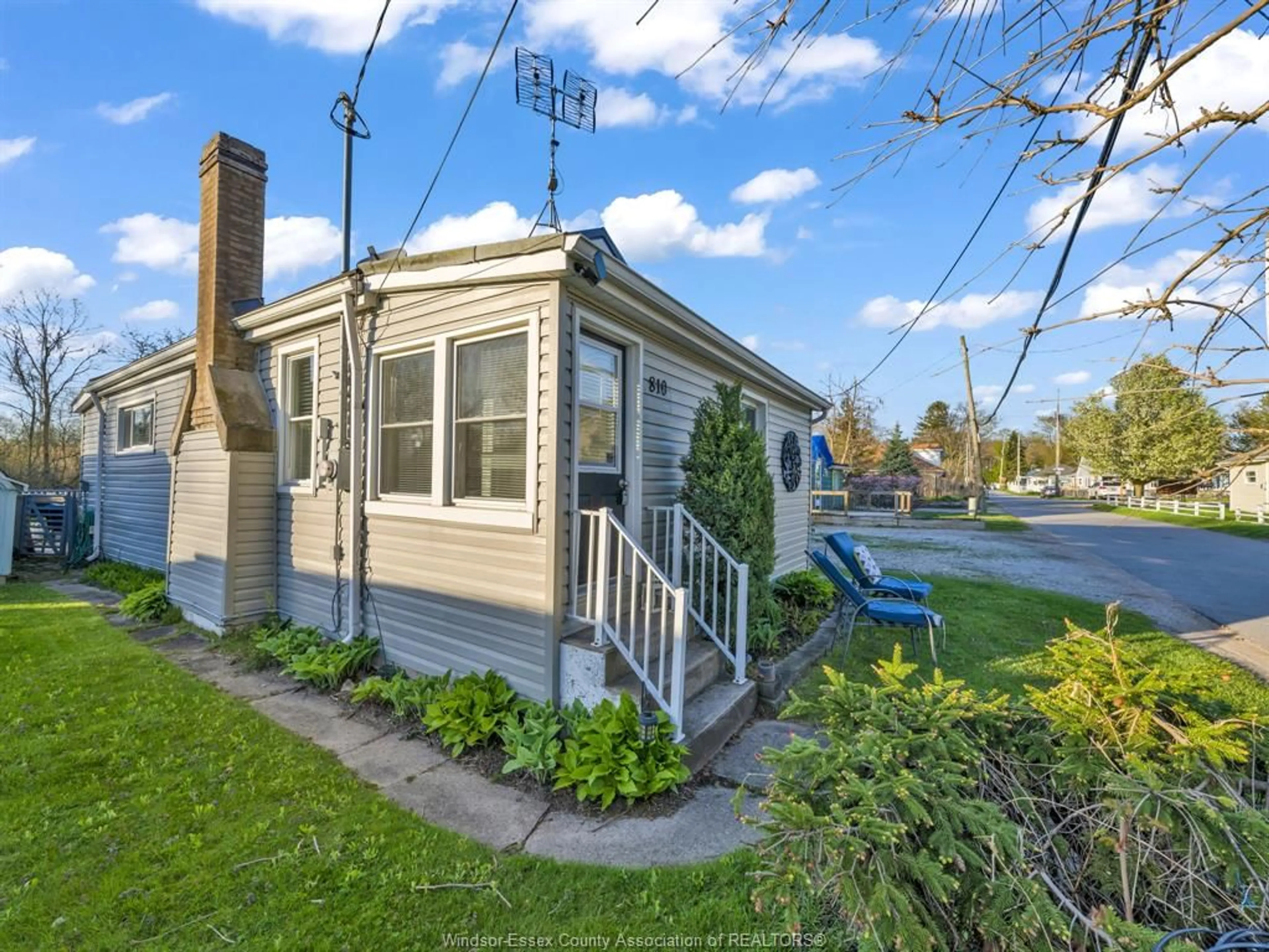 Frontside or backside of a home for 810 CEDAR ISLAND, Kingsville Ontario N9Y 3W4
