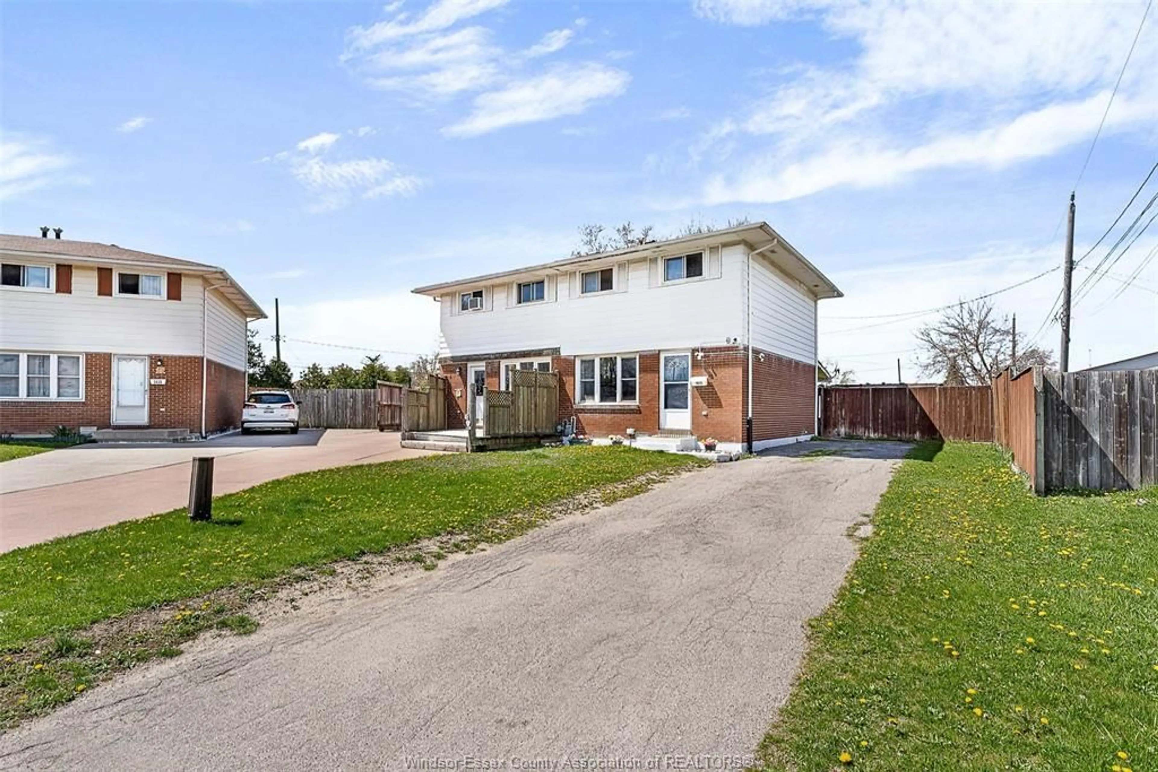 Frontside or backside of a home for 1615 CURRY, Windsor Ontario N9B 3N7