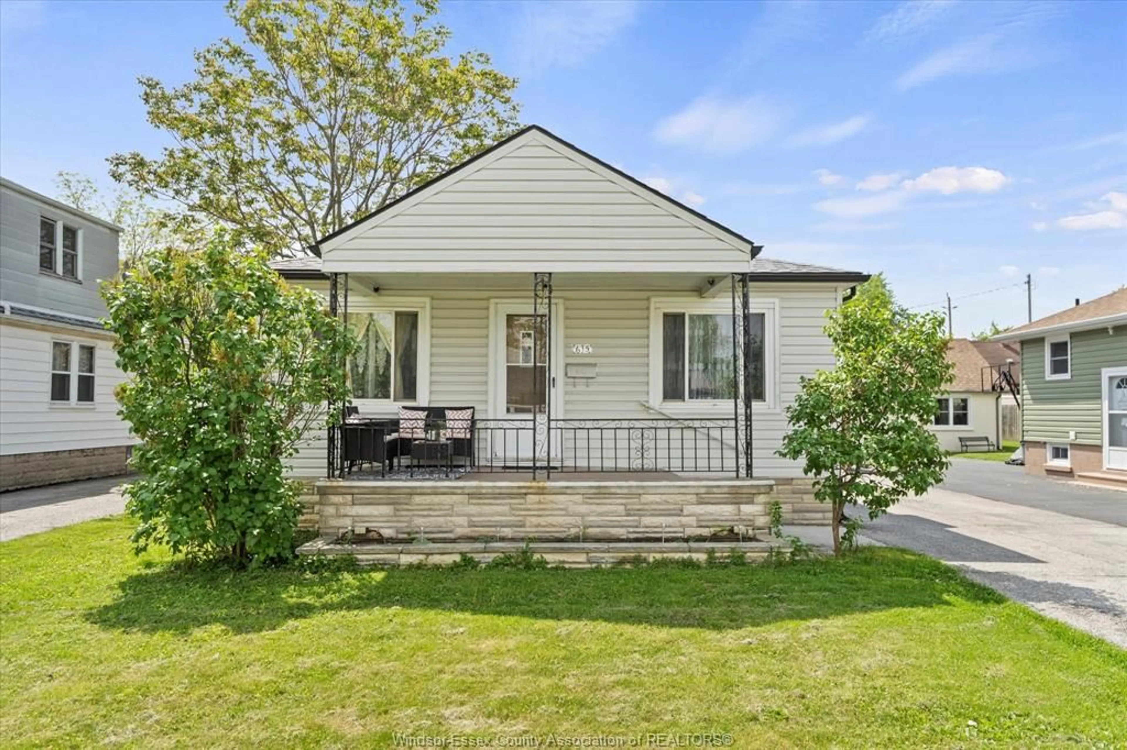 Cottage for 615 BENSETTE, Windsor Ontario N8X 2Y8