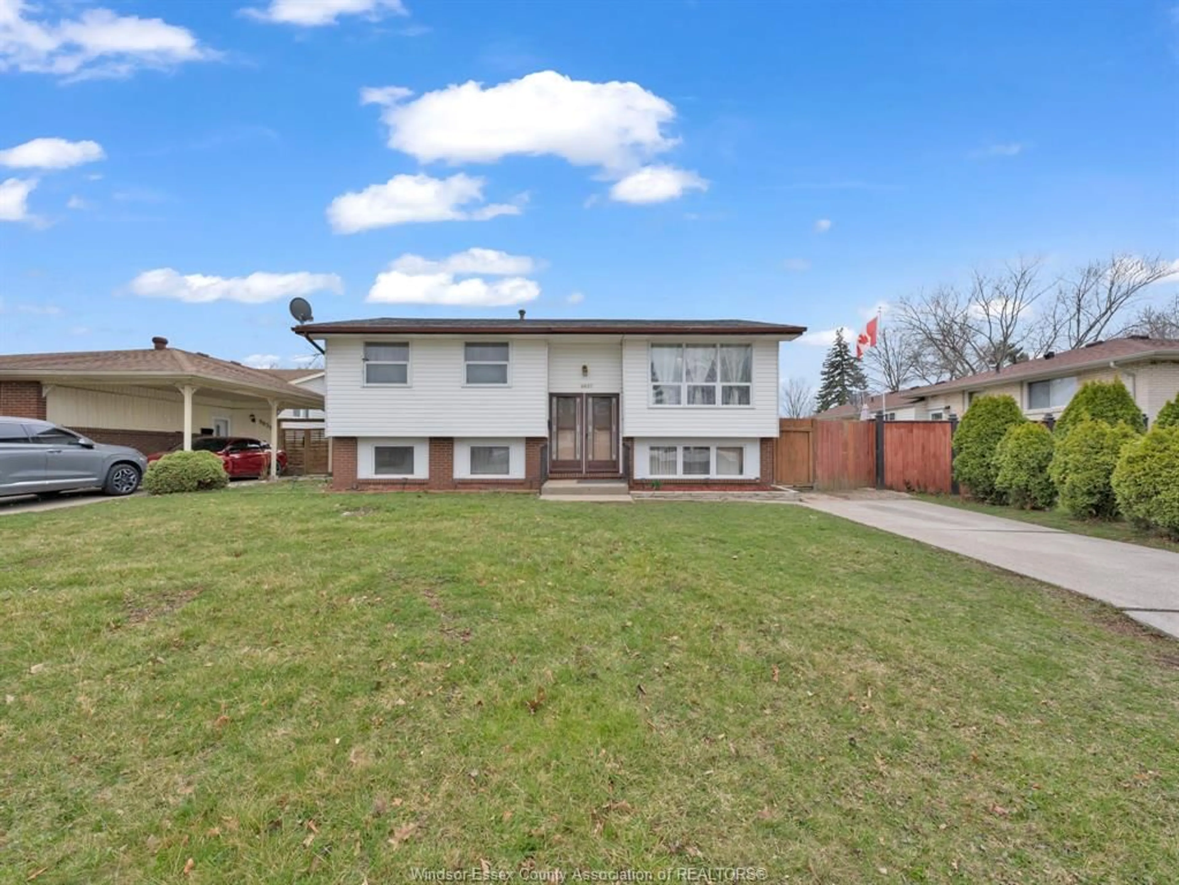 Frontside or backside of a home for 9827 RIDGE Rd, Windsor Ontario N8R 1G5