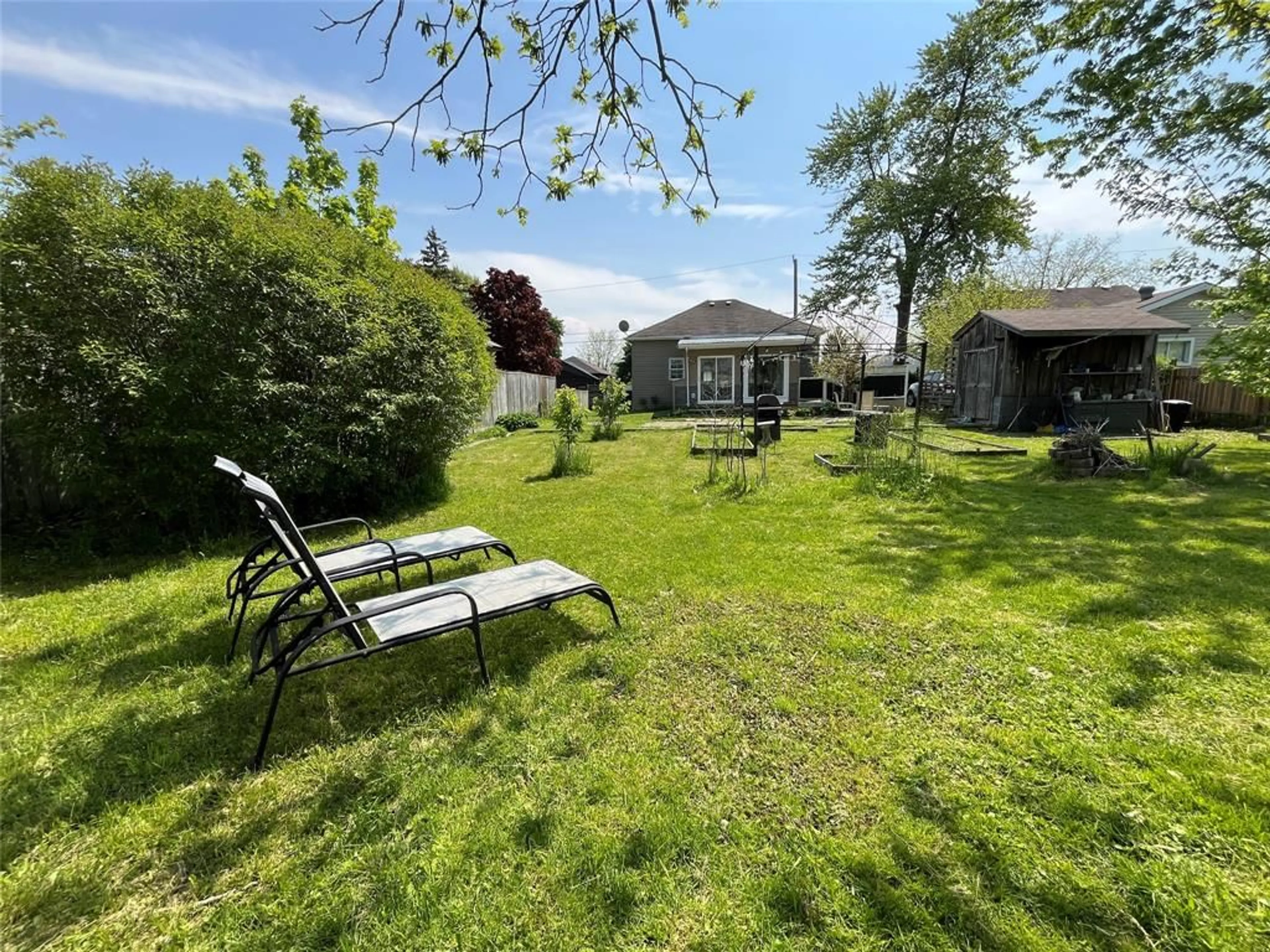 Fenced yard for 549 FRONT St, Warwick-Watford Ontario N0M 2S0