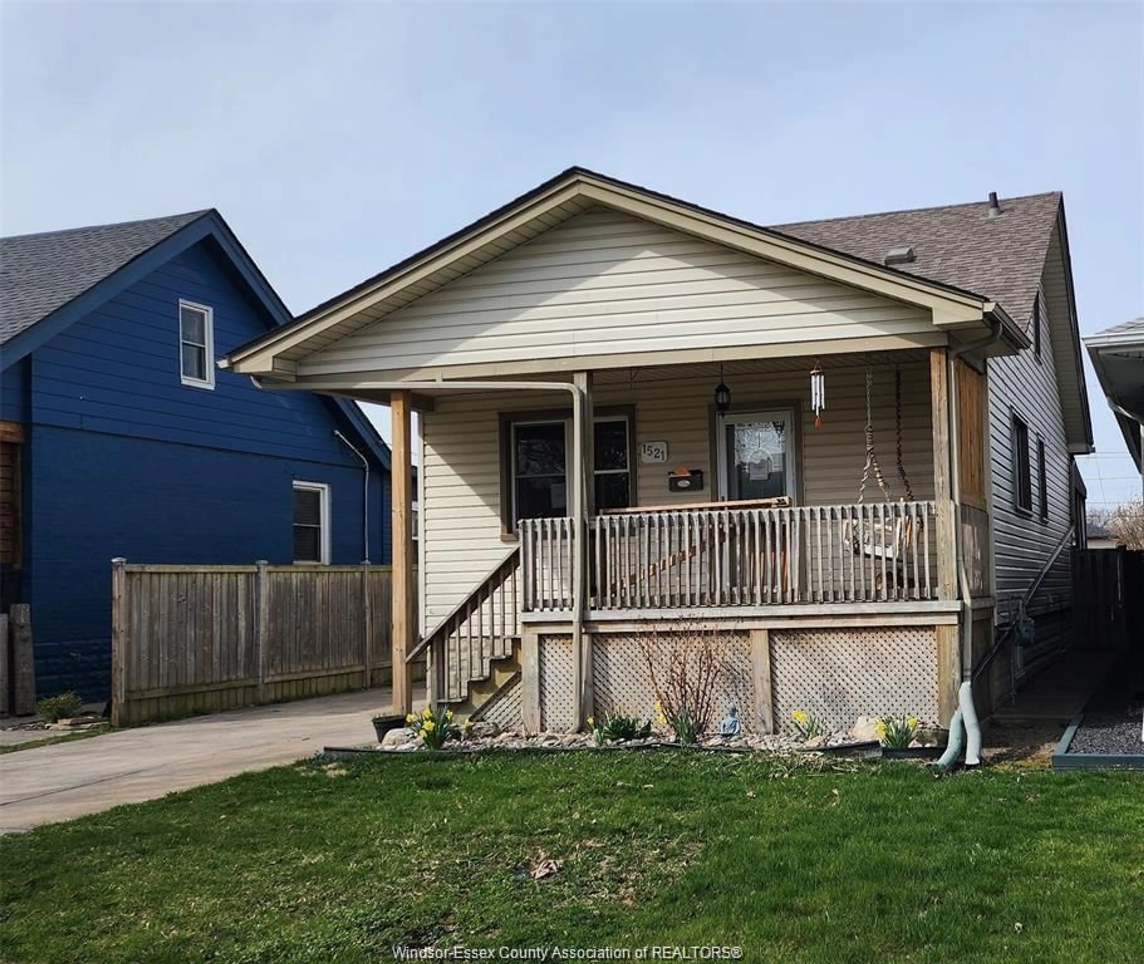 Frontside or backside of a home for 1521 Bernard, Windsor Ontario N8Y 4K5