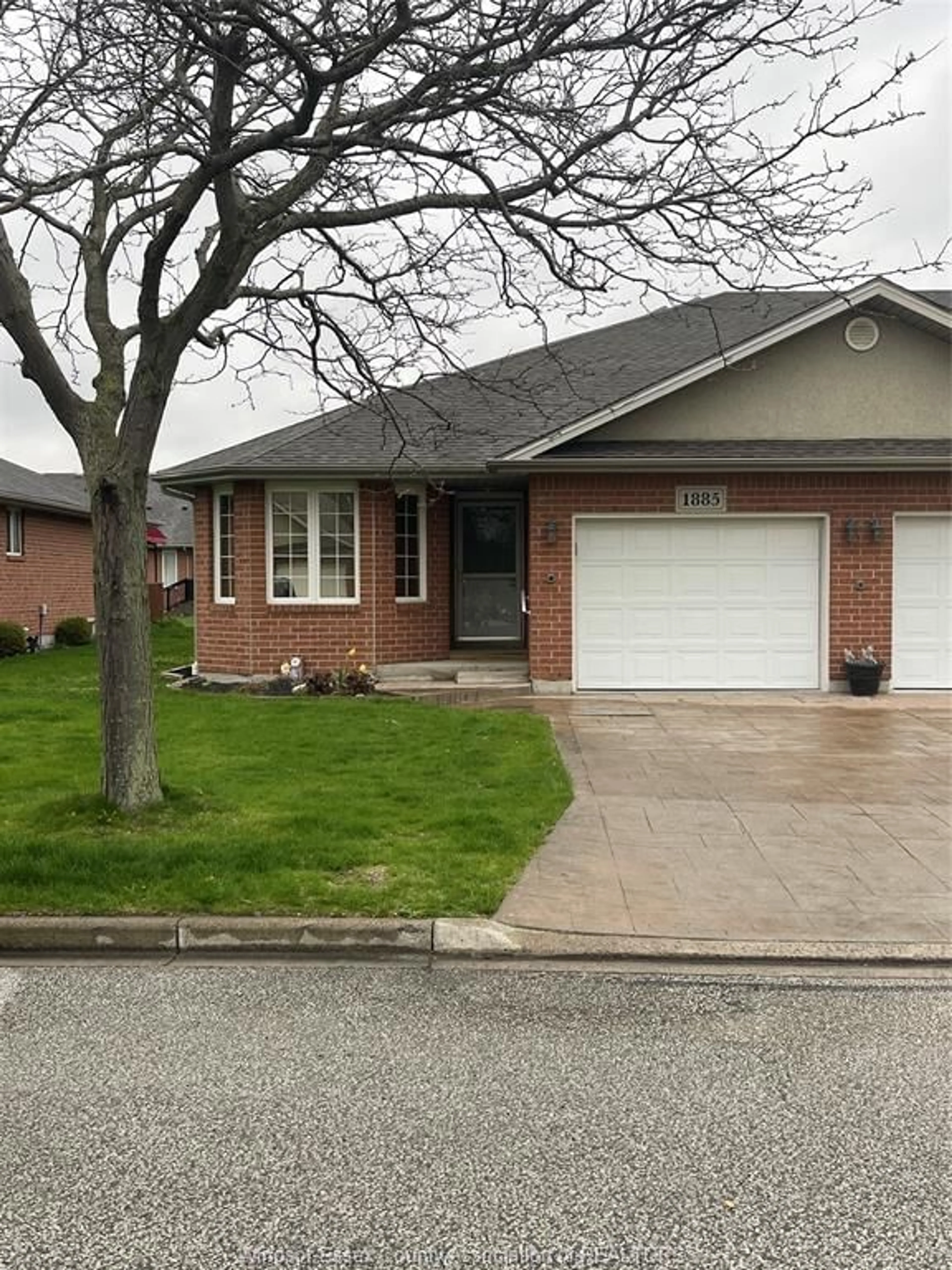 Home with brick exterior material for 1885 Questa, Windsor Ontario N8P 1M5