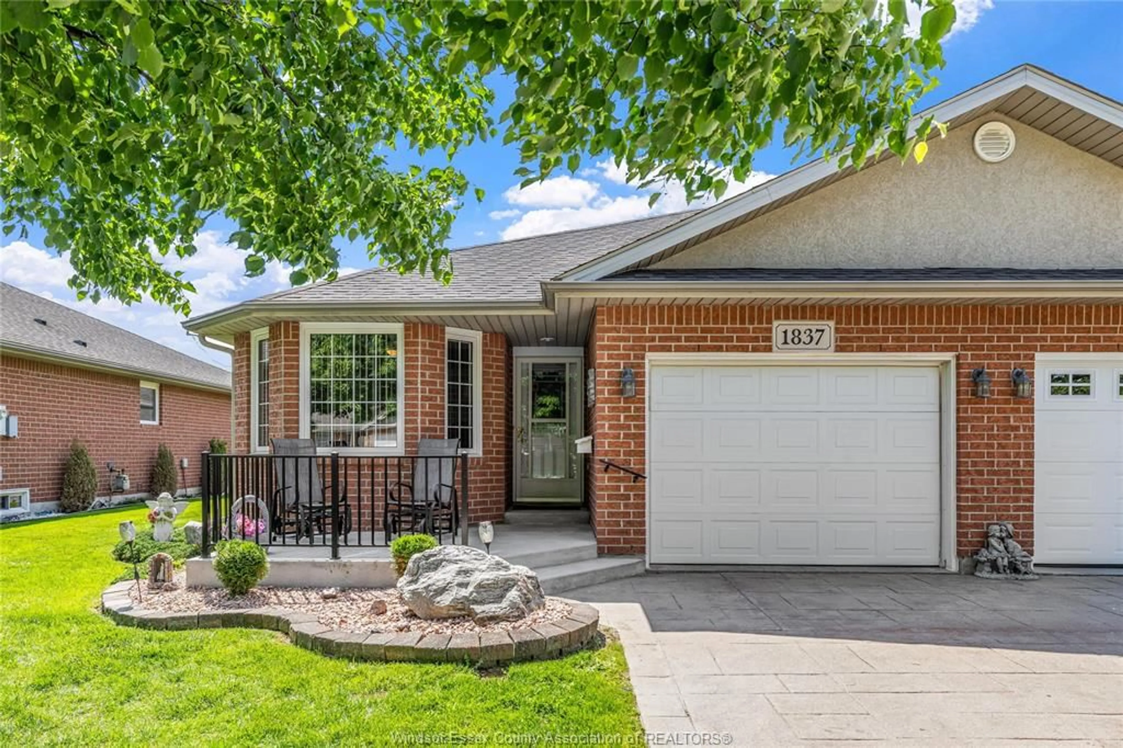 Home with brick exterior material for 1837 QUESTA, Windsor Ontario N8P 1M5