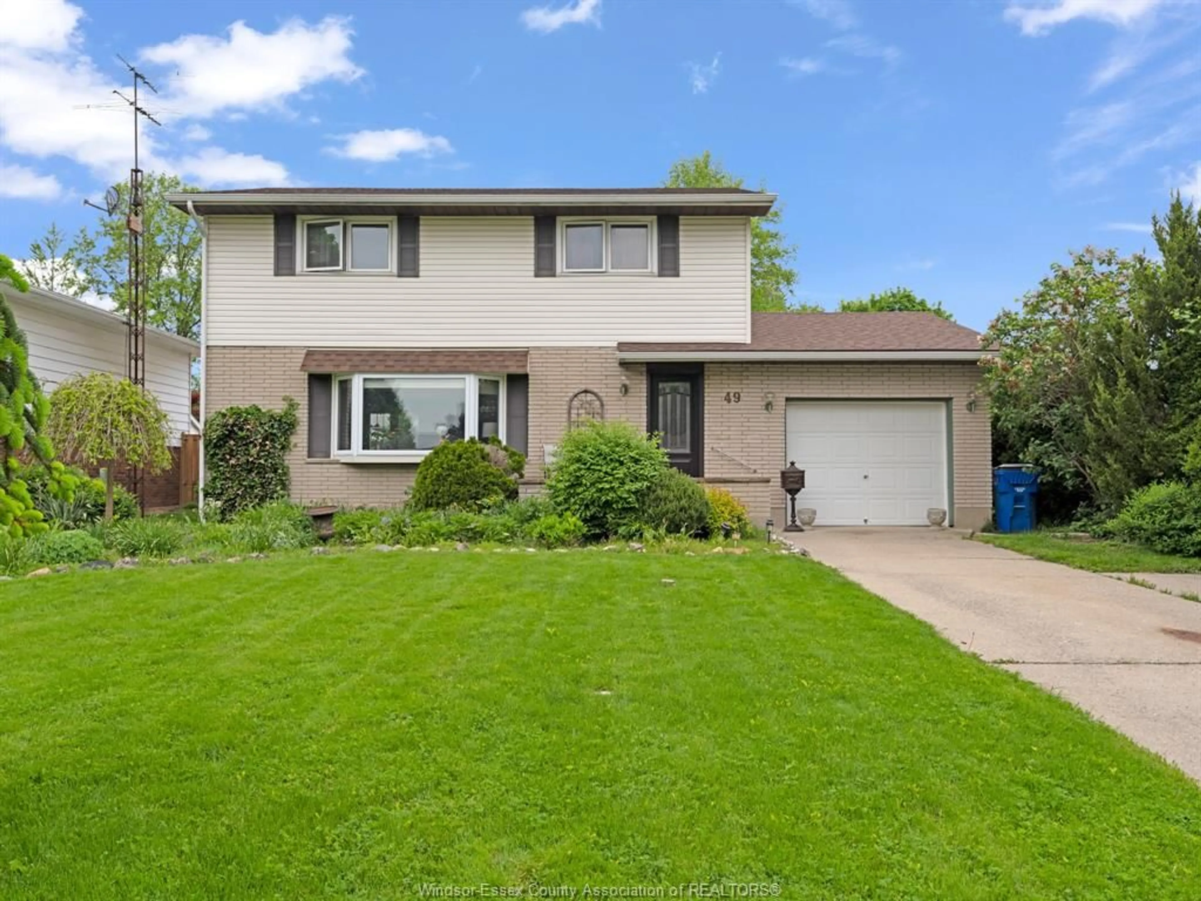 Frontside or backside of a home for 49 FINCH Ave, Chatham Ontario N7L 1H7
