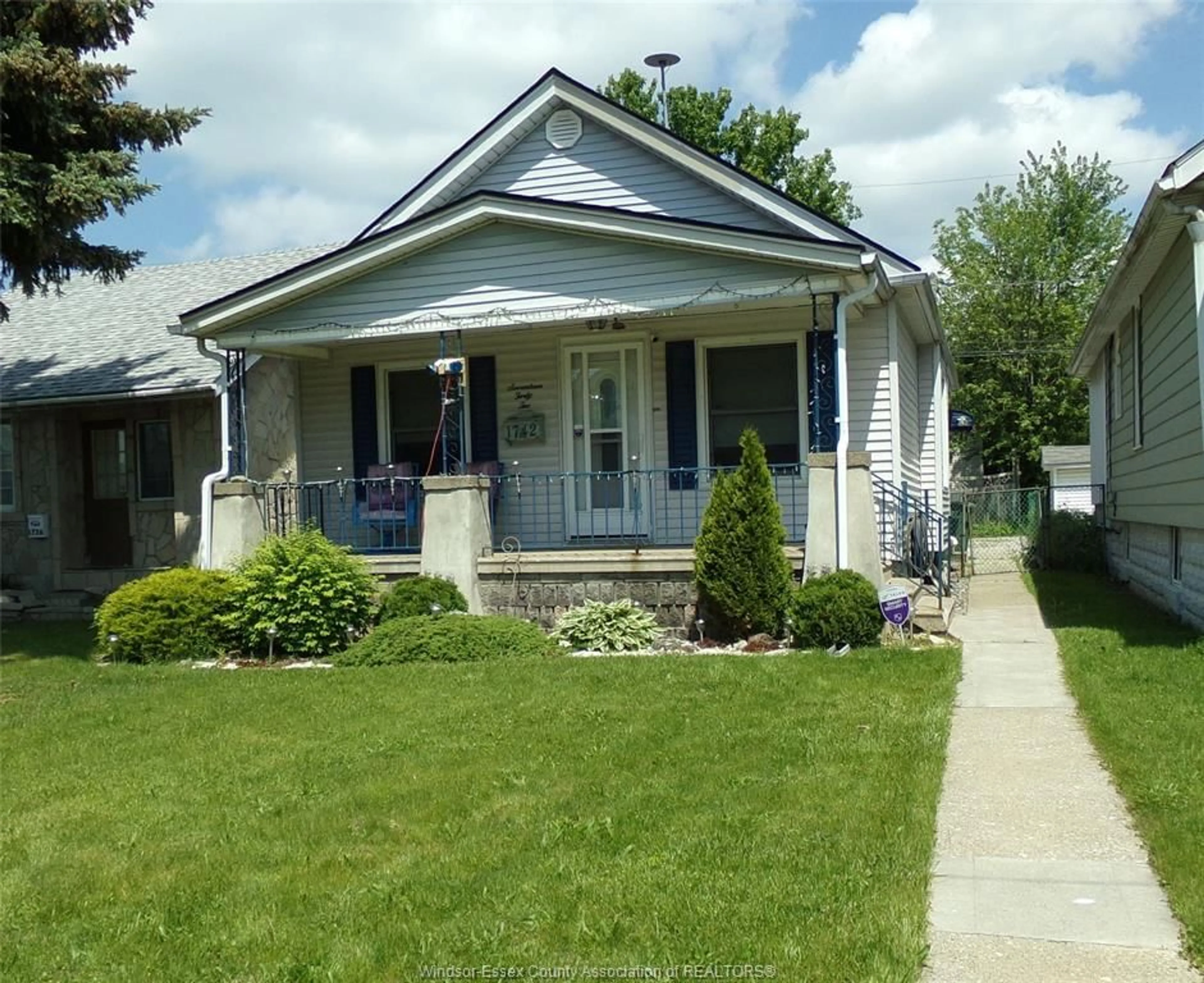 Frontside or backside of a home for 1742 MARENTETTE Ave, Windsor Ontario N8X 4E6