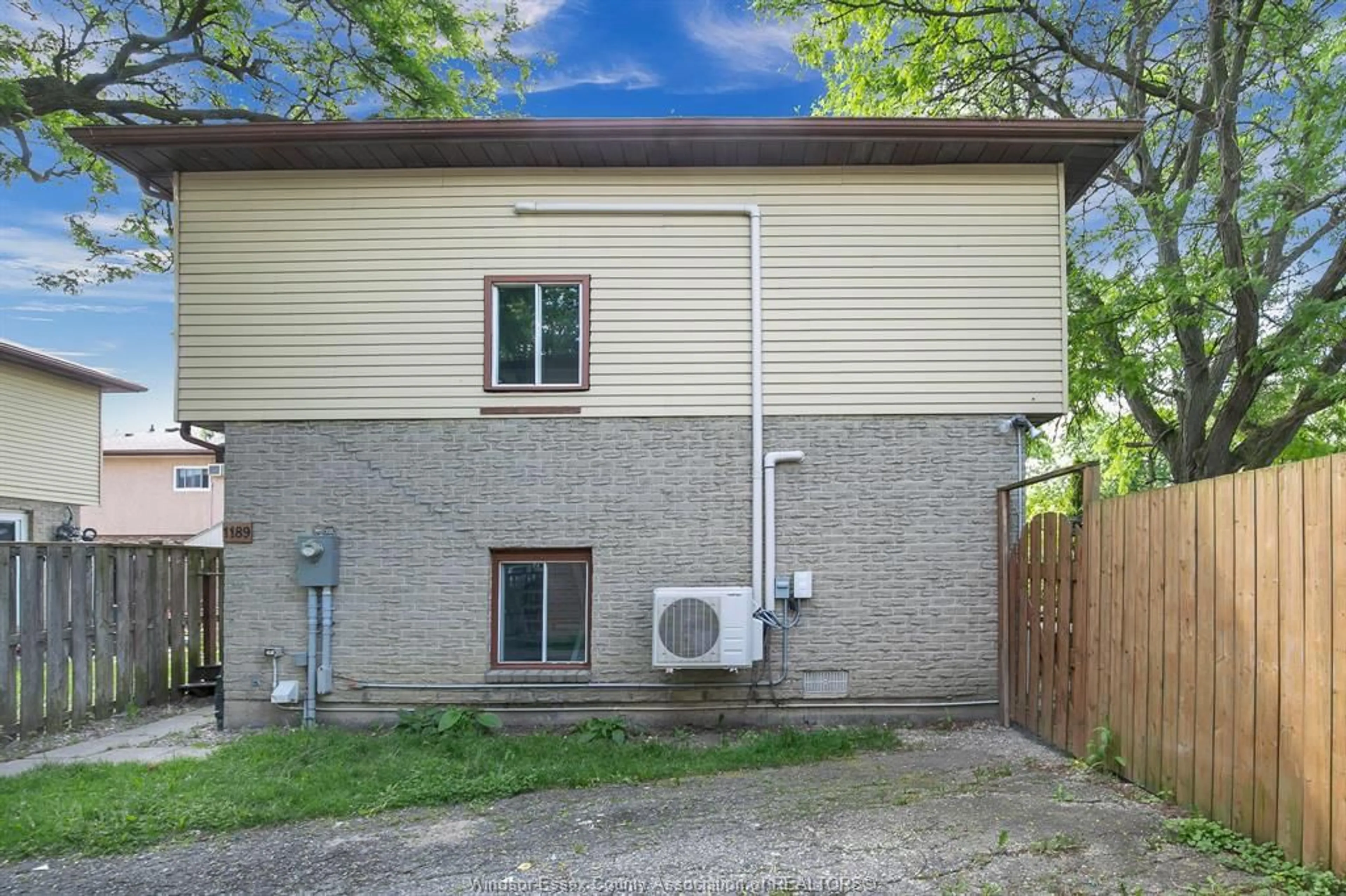 Outside view for 1189 HEATHFIELD Crt, Windsor Ontario N8S 4N9