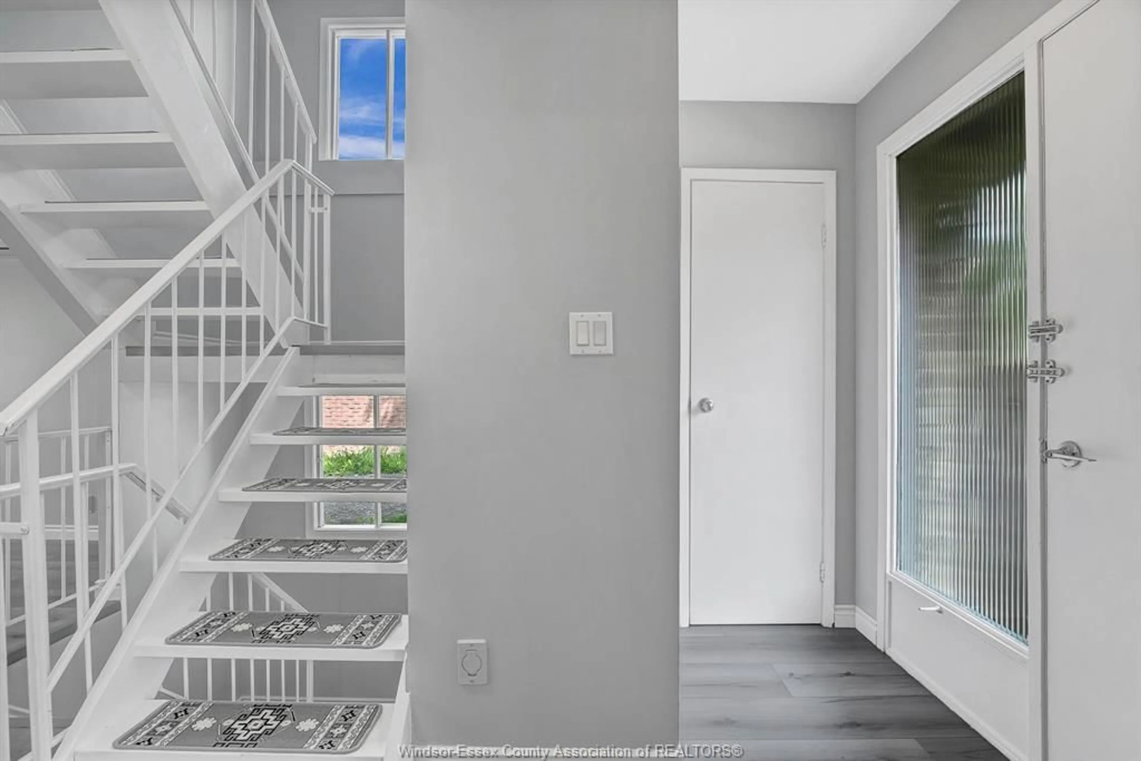 Indoor entryway for 1189 HEATHFIELD Crt, Windsor Ontario N8S 4N9