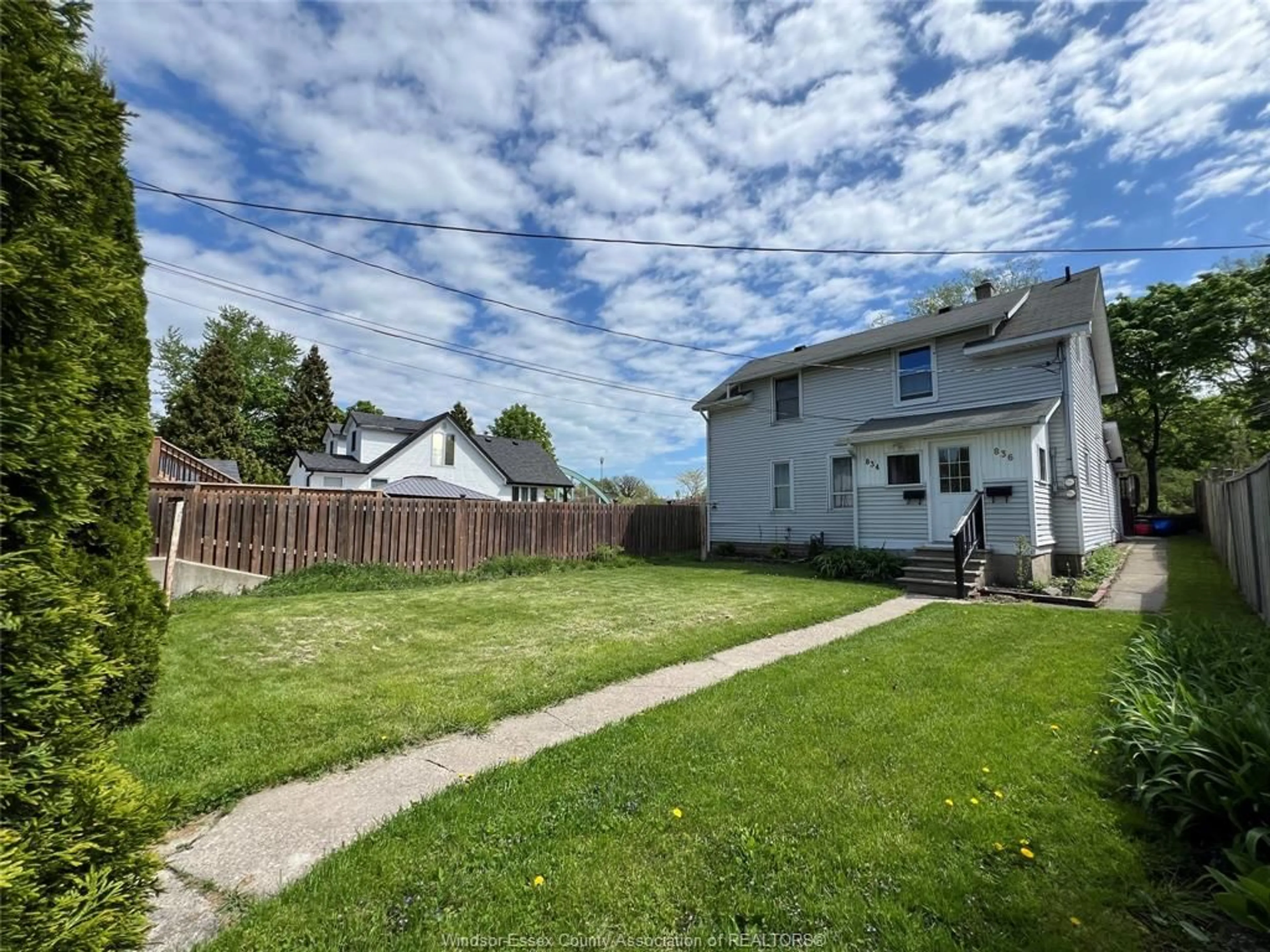 Fenced yard for 834 836 RIVERDALE Ave, Windsor Ontario N8S 4C1