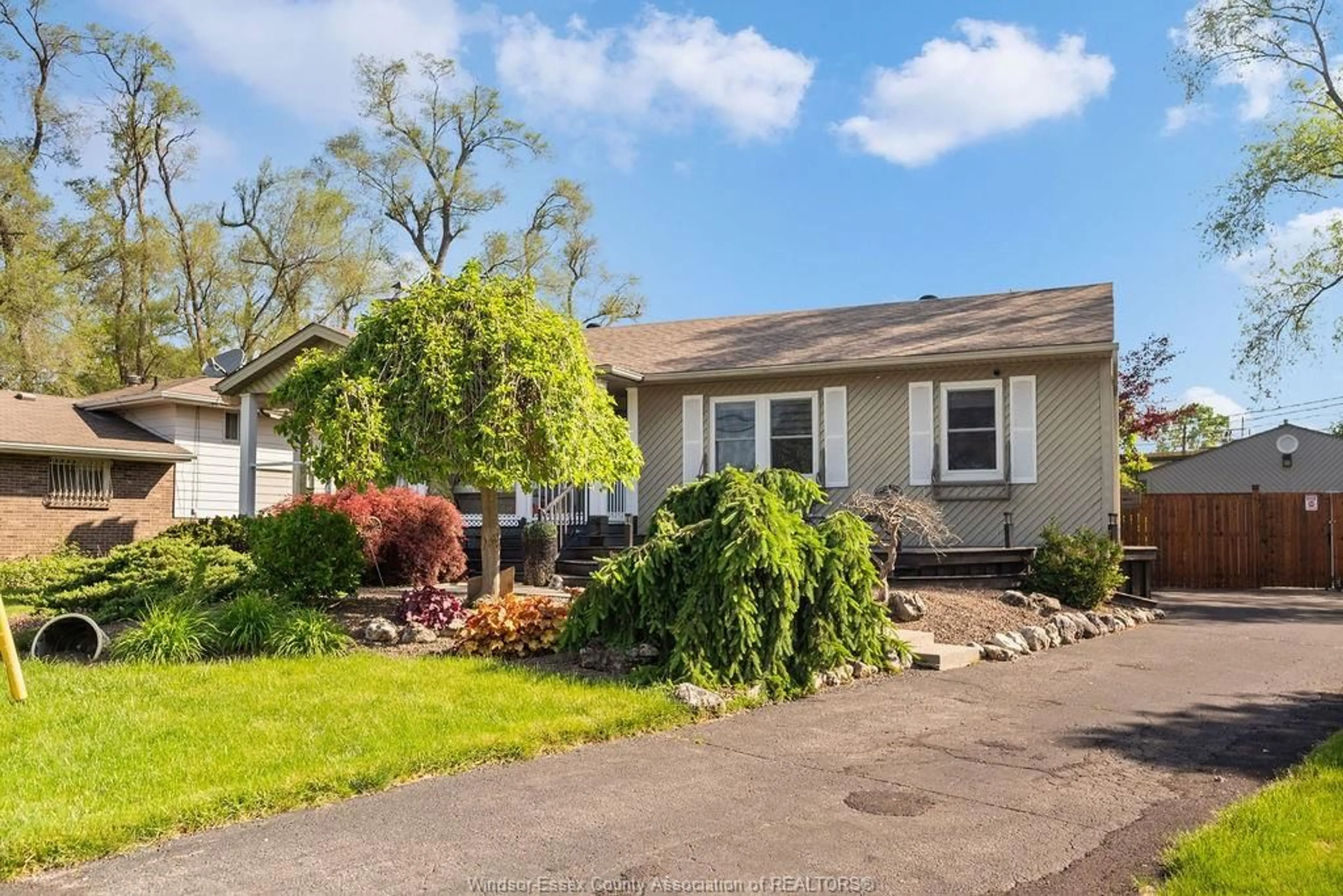 Frontside or backside of a home for 3878 KENNEDY Dr, Windsor Ontario N9G 1X7