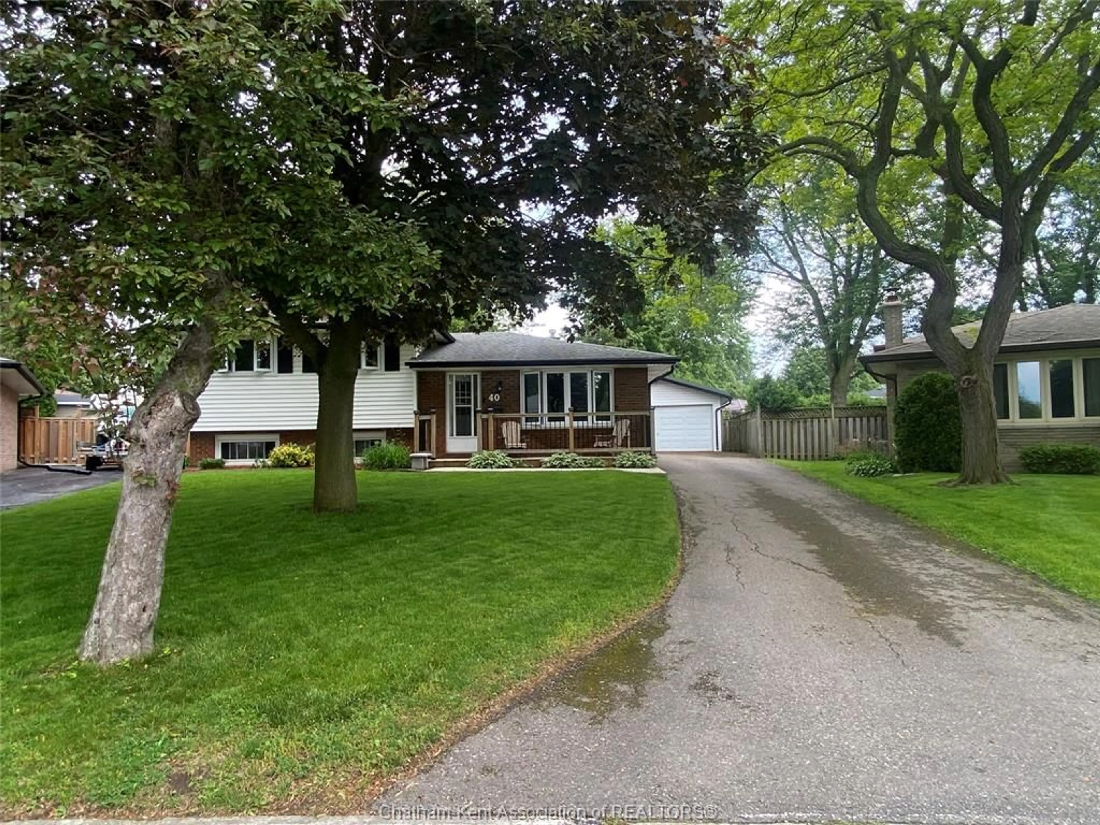 Frontside or backside of a home for 40 SURREY Crt, London Ontario N6E 1T9