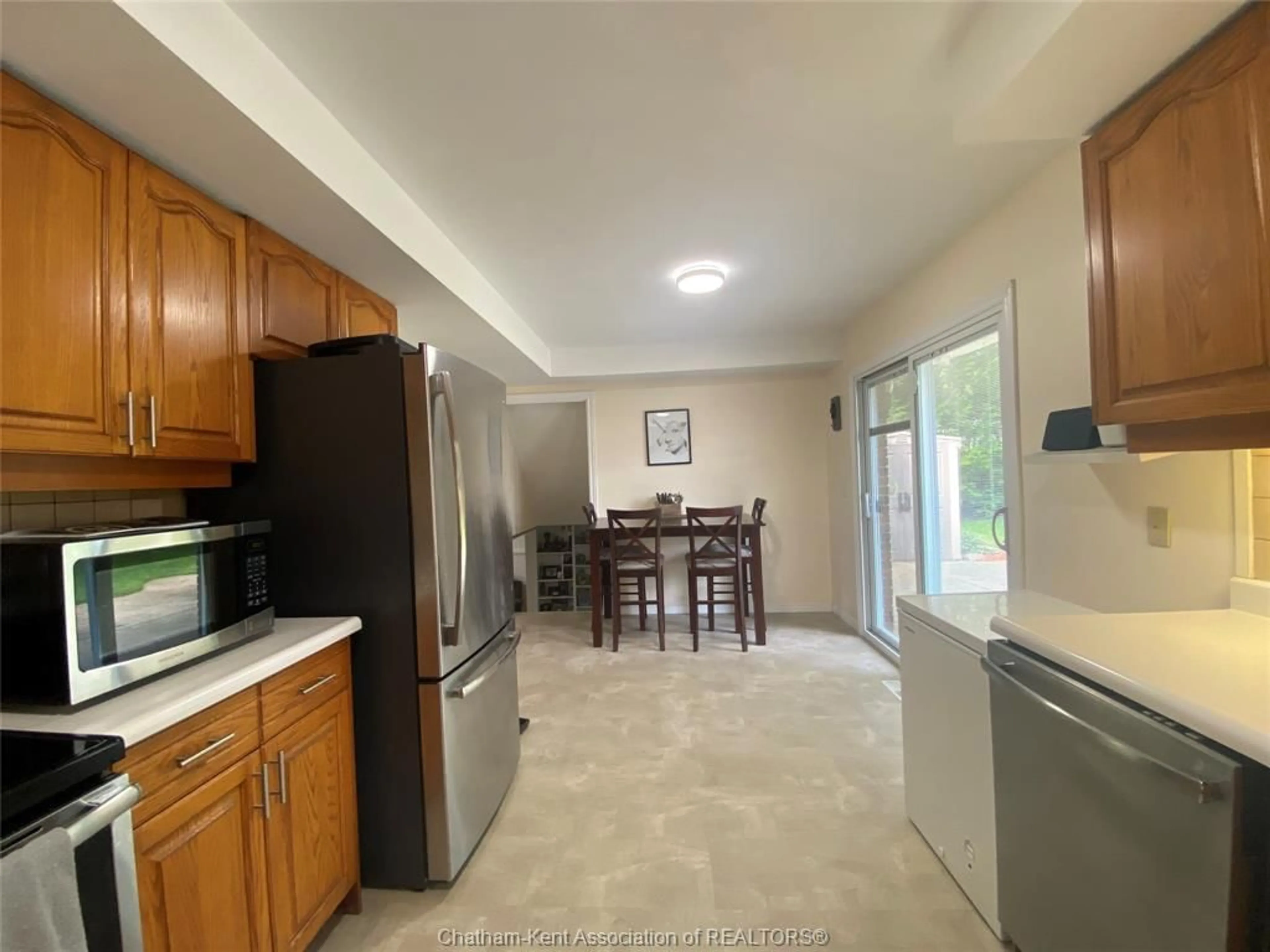 Standard kitchen for 40 SURREY Crt, London Ontario N6E 1T9