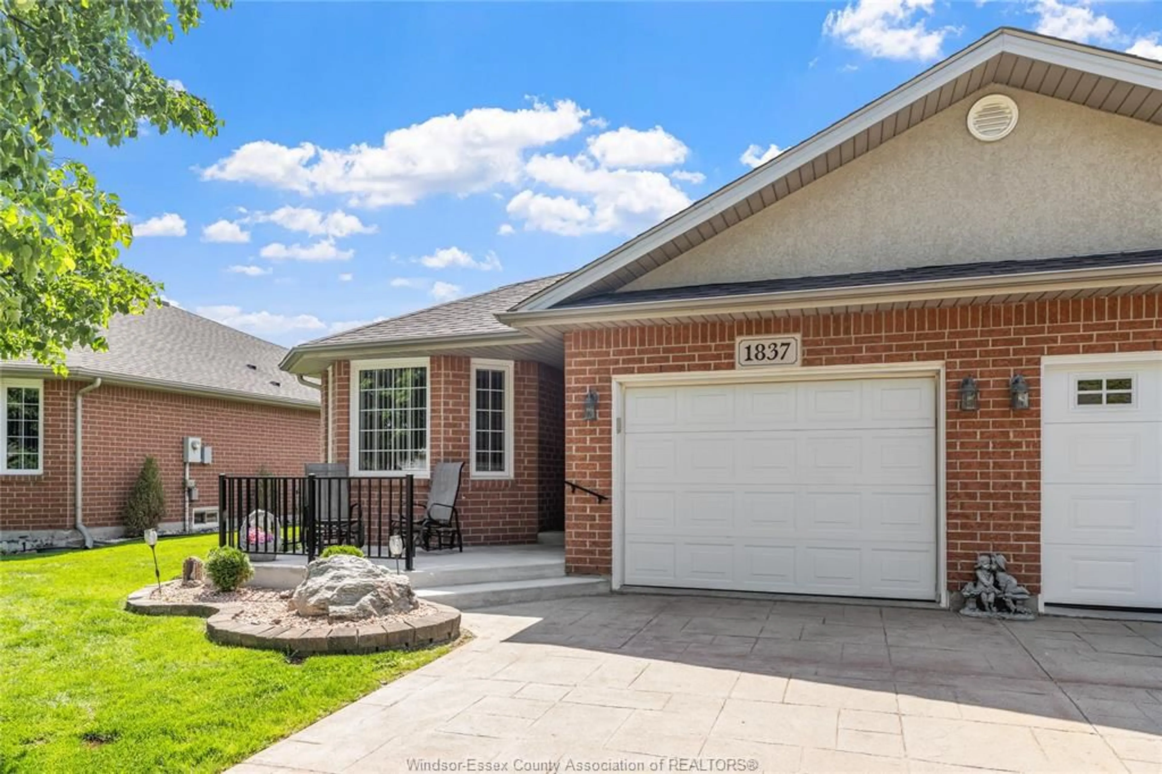 Home with brick exterior material for 1837 QUESTA, Windsor Ontario N8P 1M5