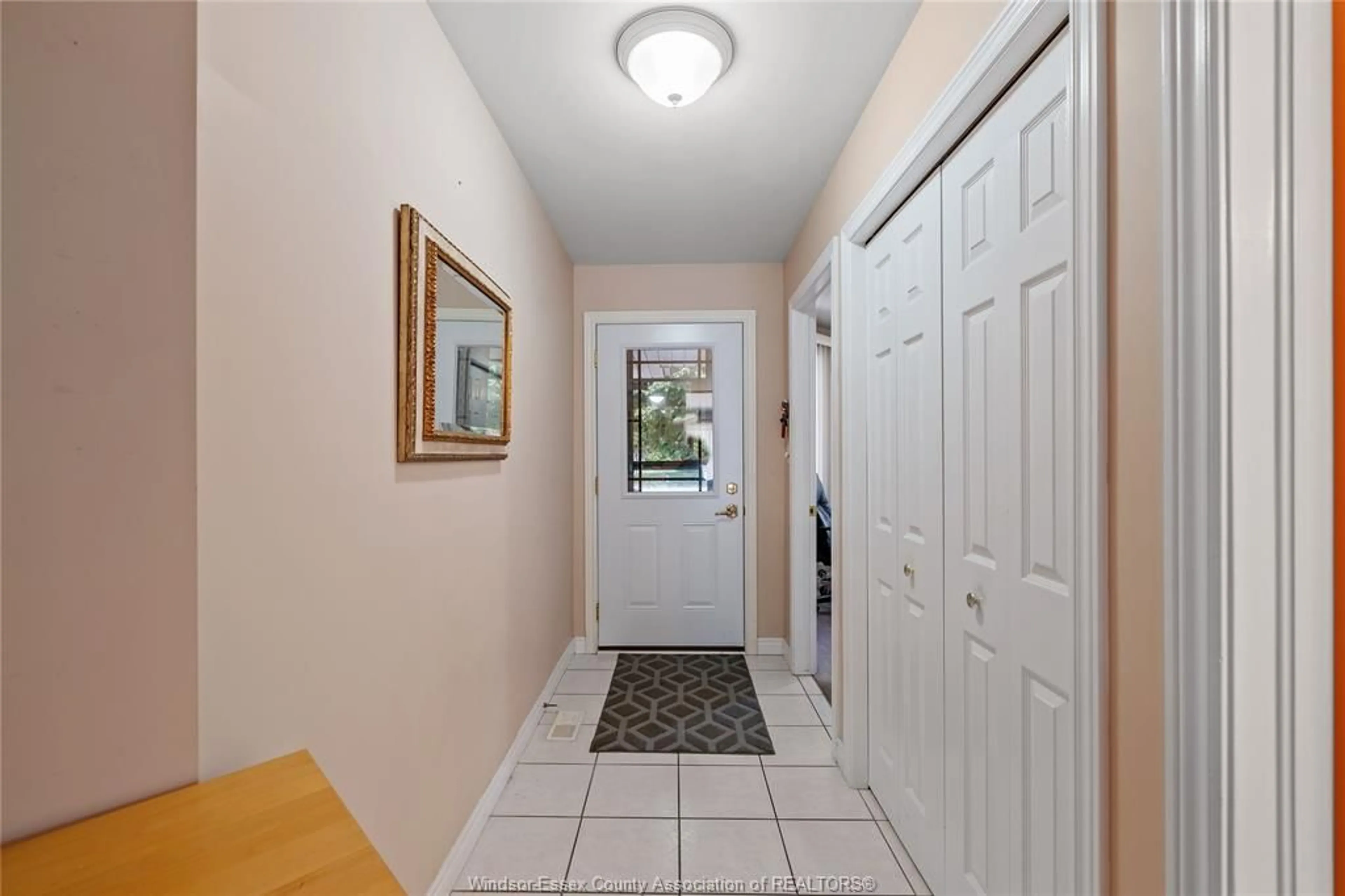 Indoor entryway for 1837 QUESTA, Windsor Ontario N8P 1M5