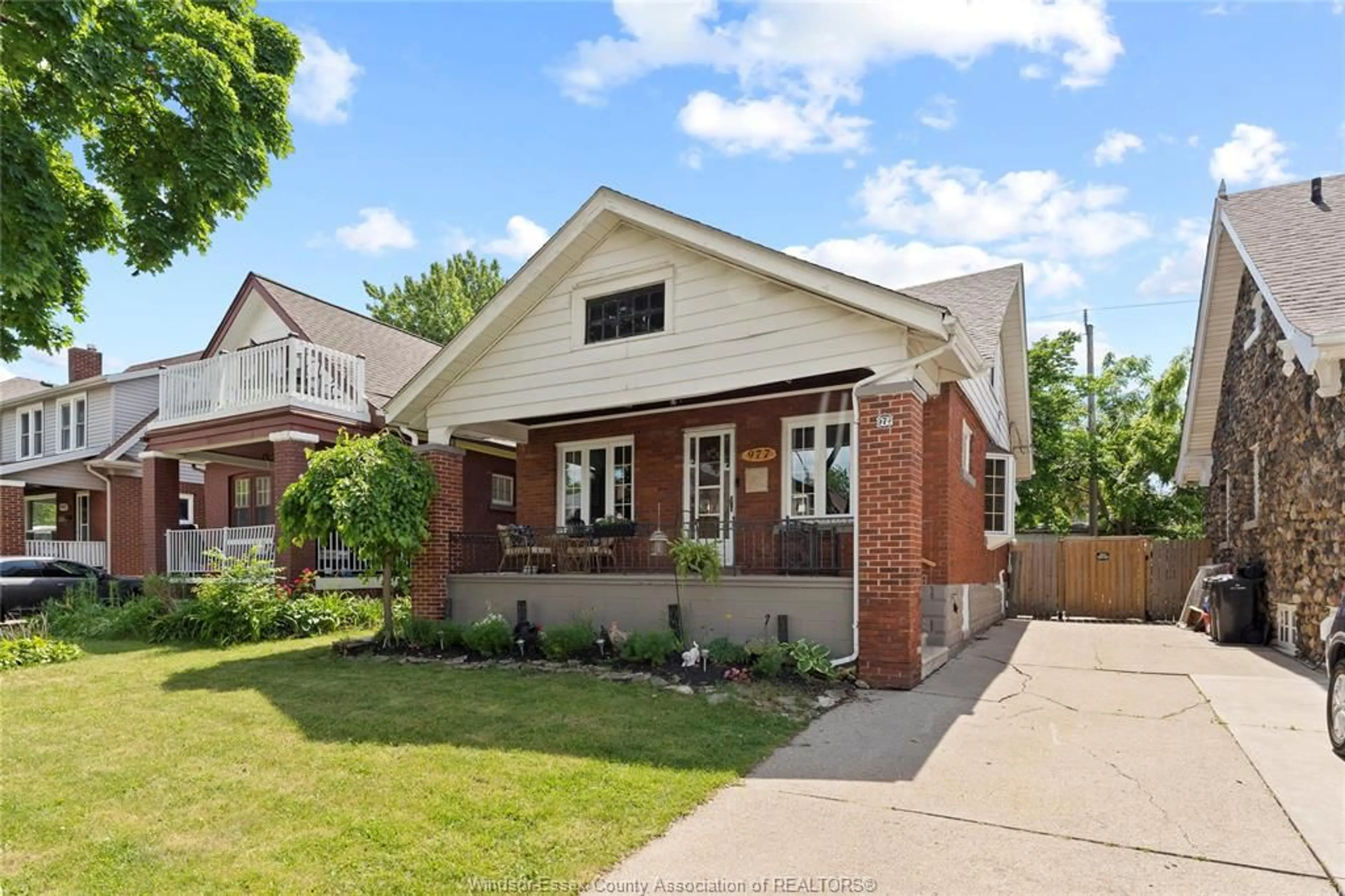 Home with brick exterior material for 977 LAWRENCE, Windsor Ontario N8Y 3Z9
