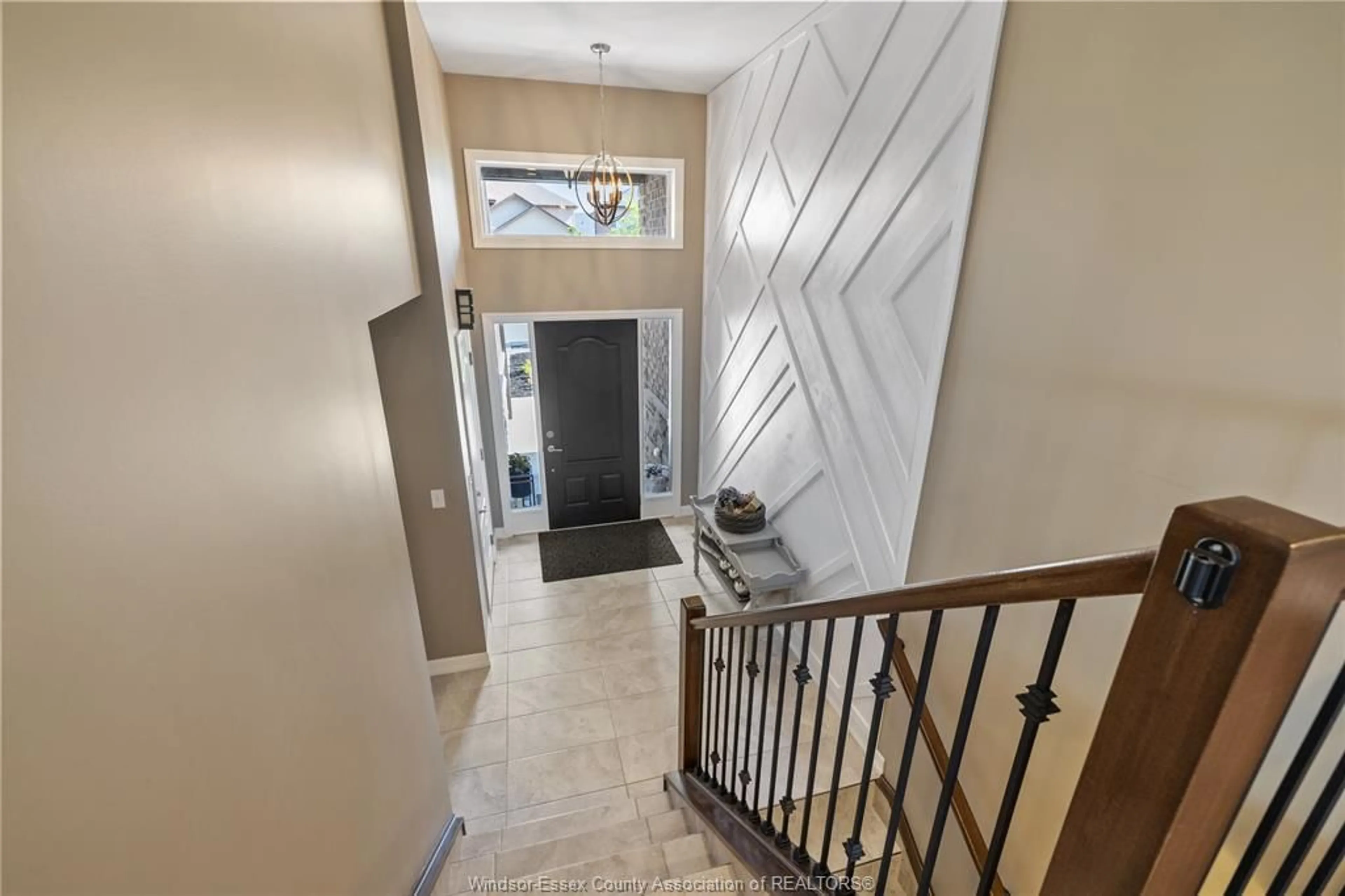 Indoor entryway for 1310 GABRIEAU St, LaSalle Ontario N9H 0E1