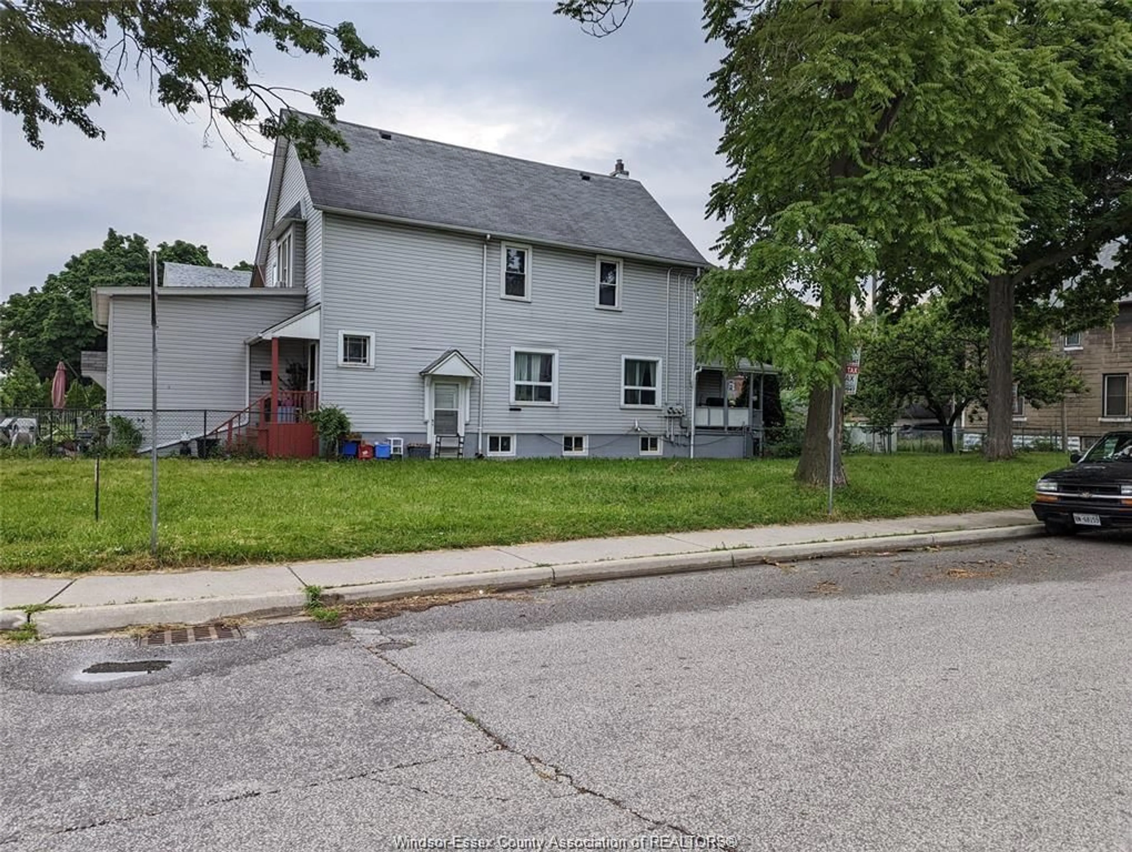 Frontside or backside of a home for 304 ELLIOTT St, Windsor Ontario N9A 5Z1