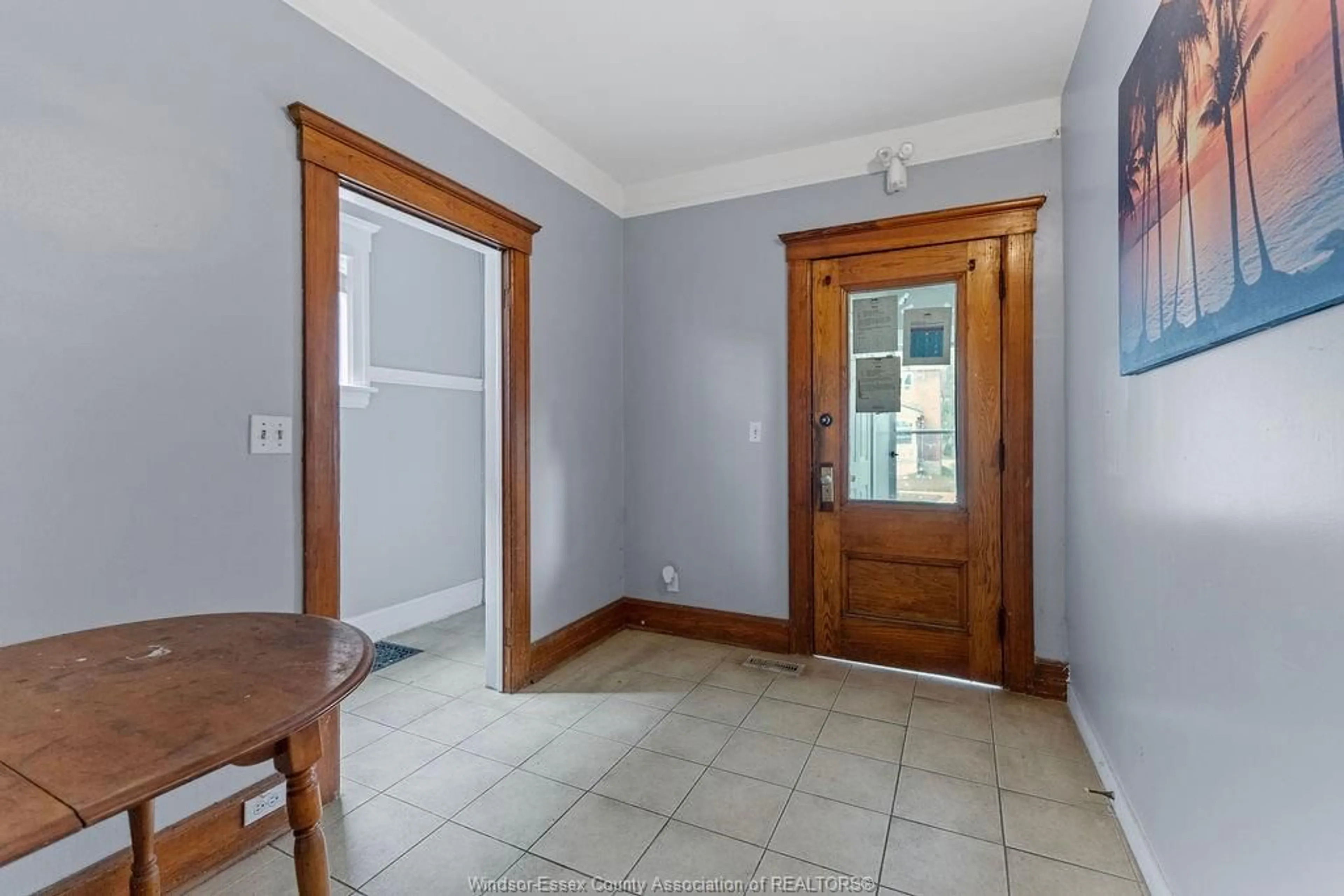 Indoor foyer for 469 MILL St, Windsor Ontario N9C 2R7