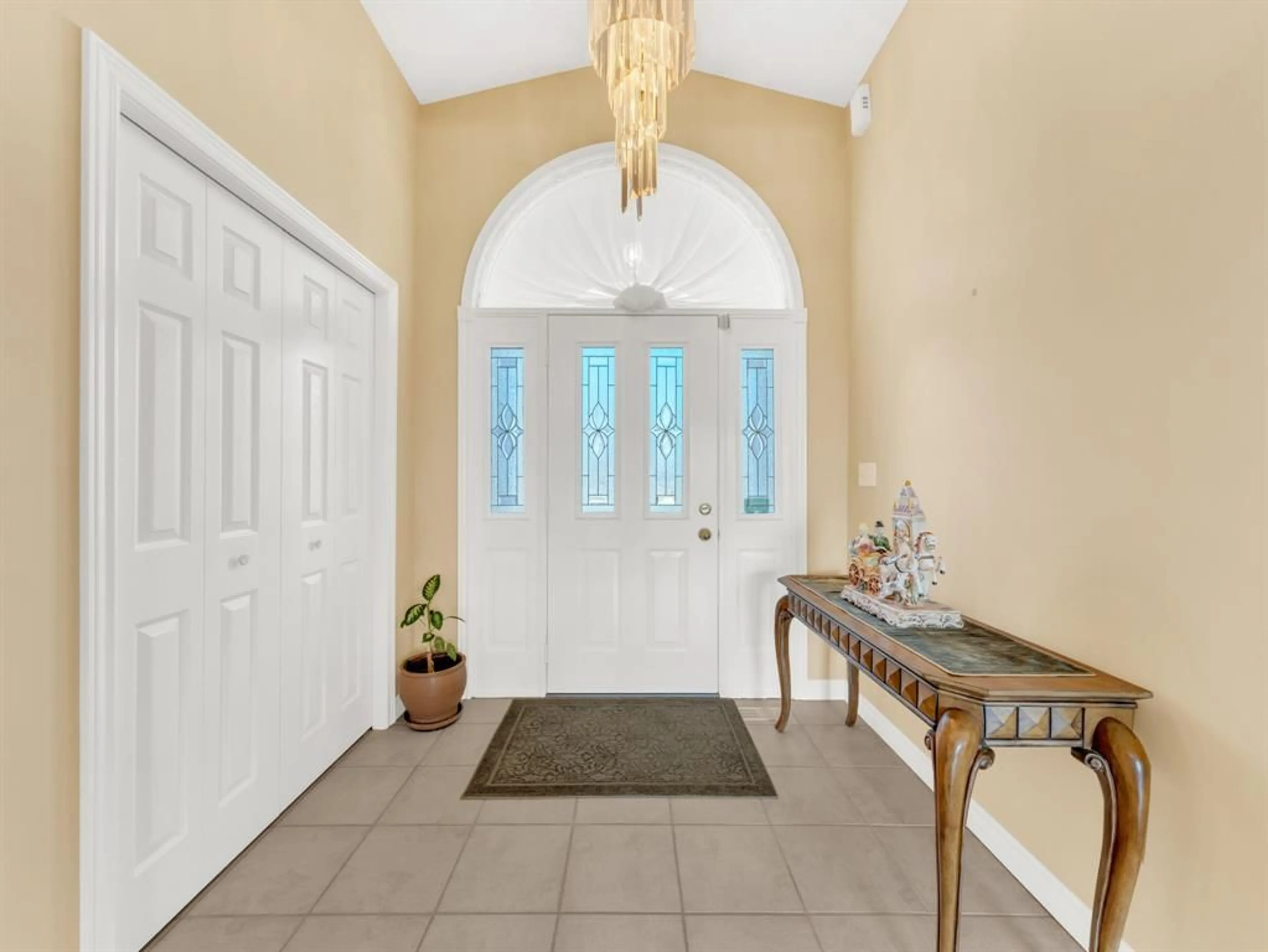 Indoor entryway for 267 PUCE Rd, Lakeshore Ontario N0R 1A0