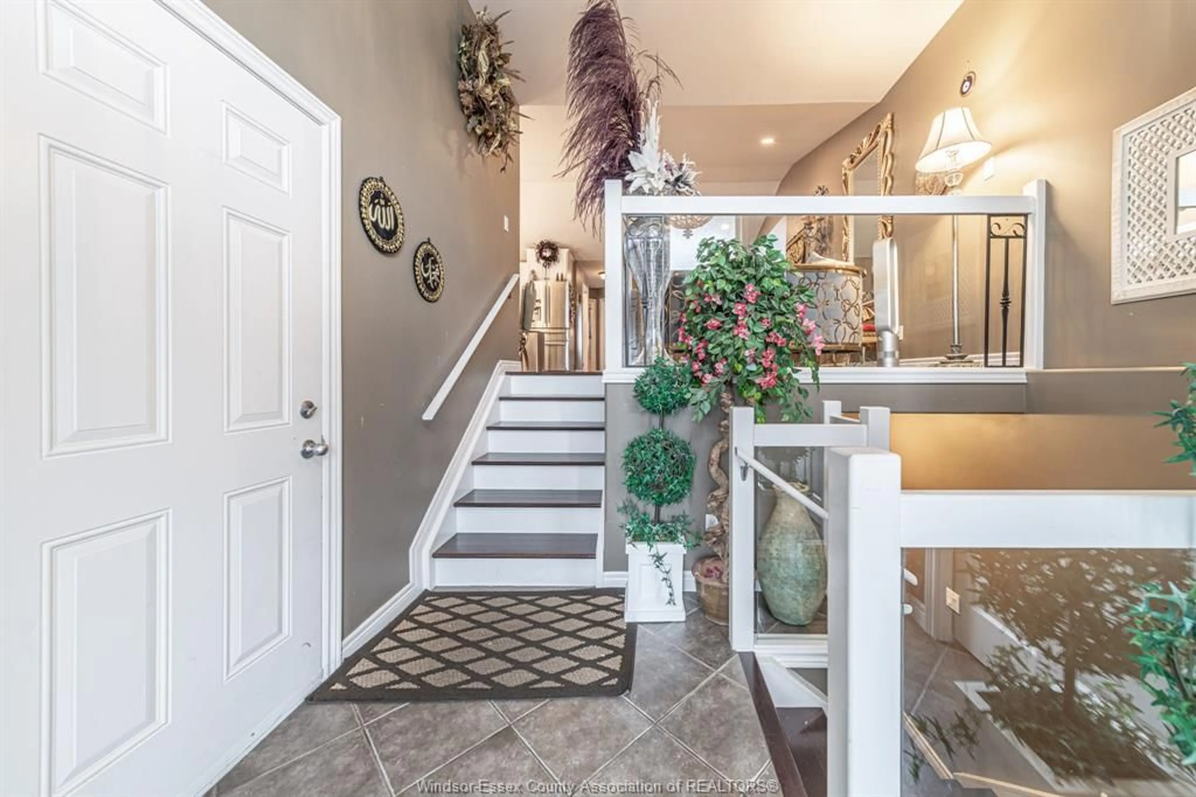 Indoor entryway for 11484 TIMBER BAY, Windsor Ontario N8R 2L1