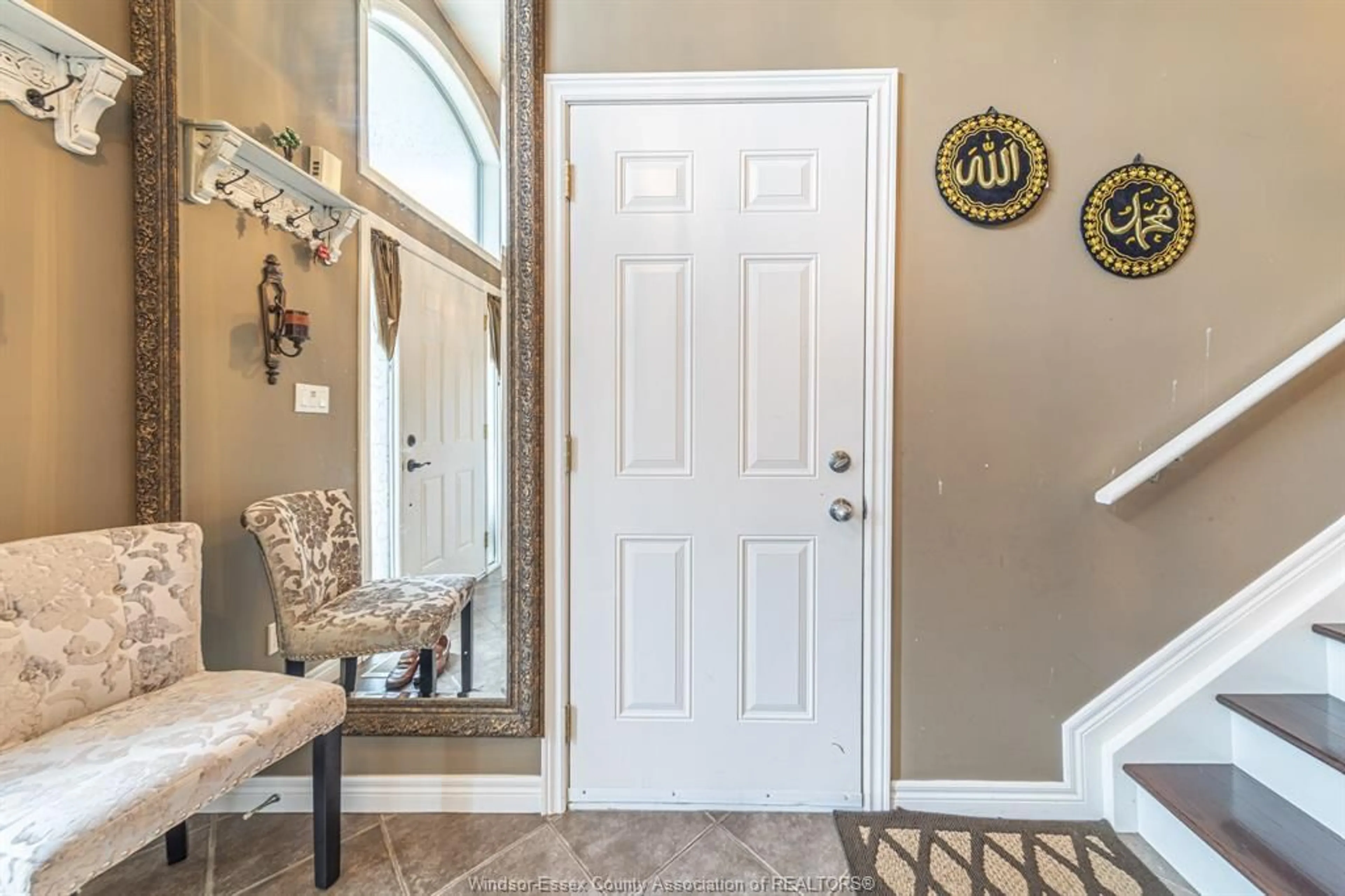 Indoor entryway for 11484 TIMBER BAY, Windsor Ontario N8R 2L1