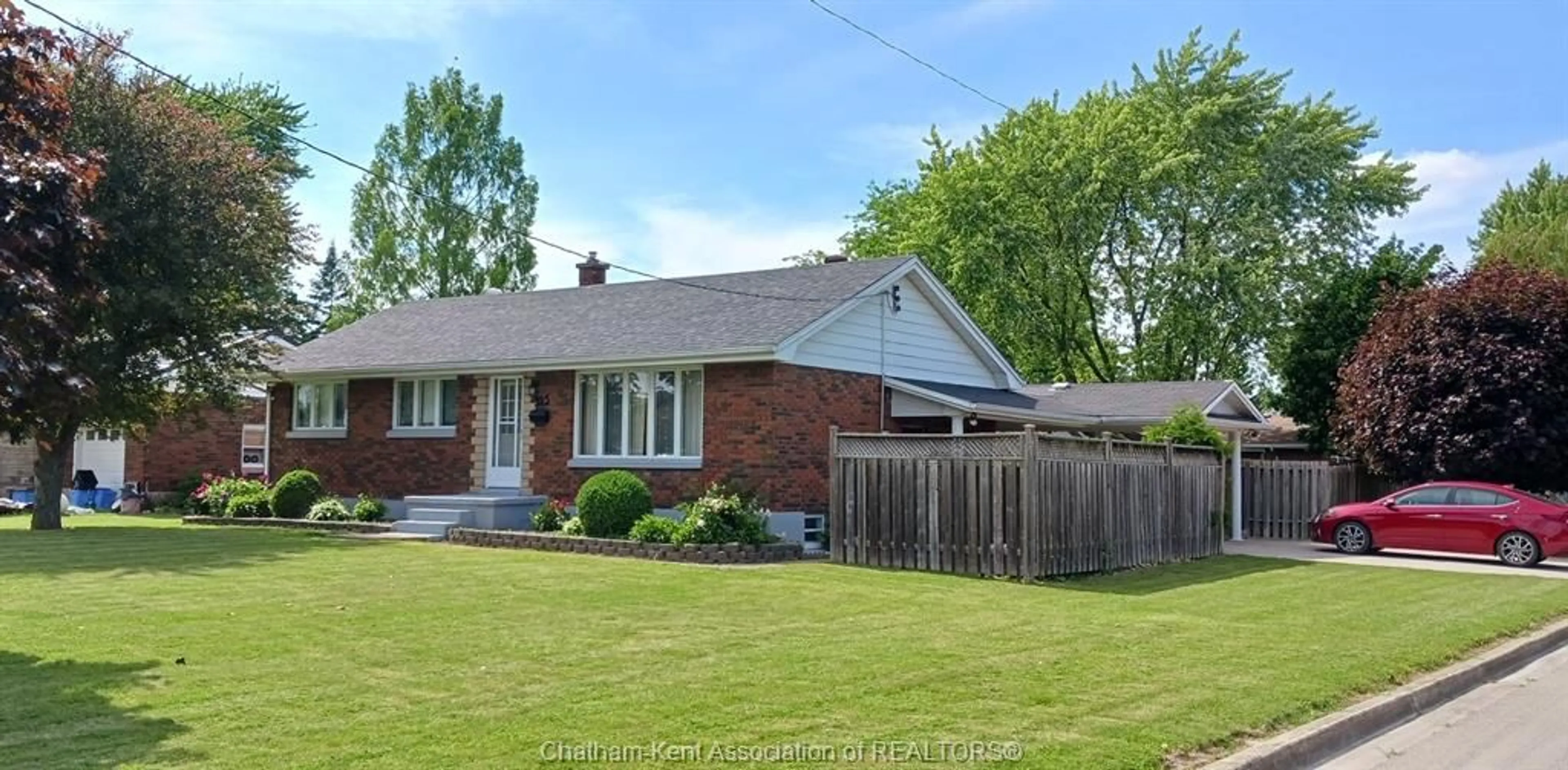 Frontside or backside of a home for 325 Thomas Ave, Wallaceburg Ontario N8A2C1