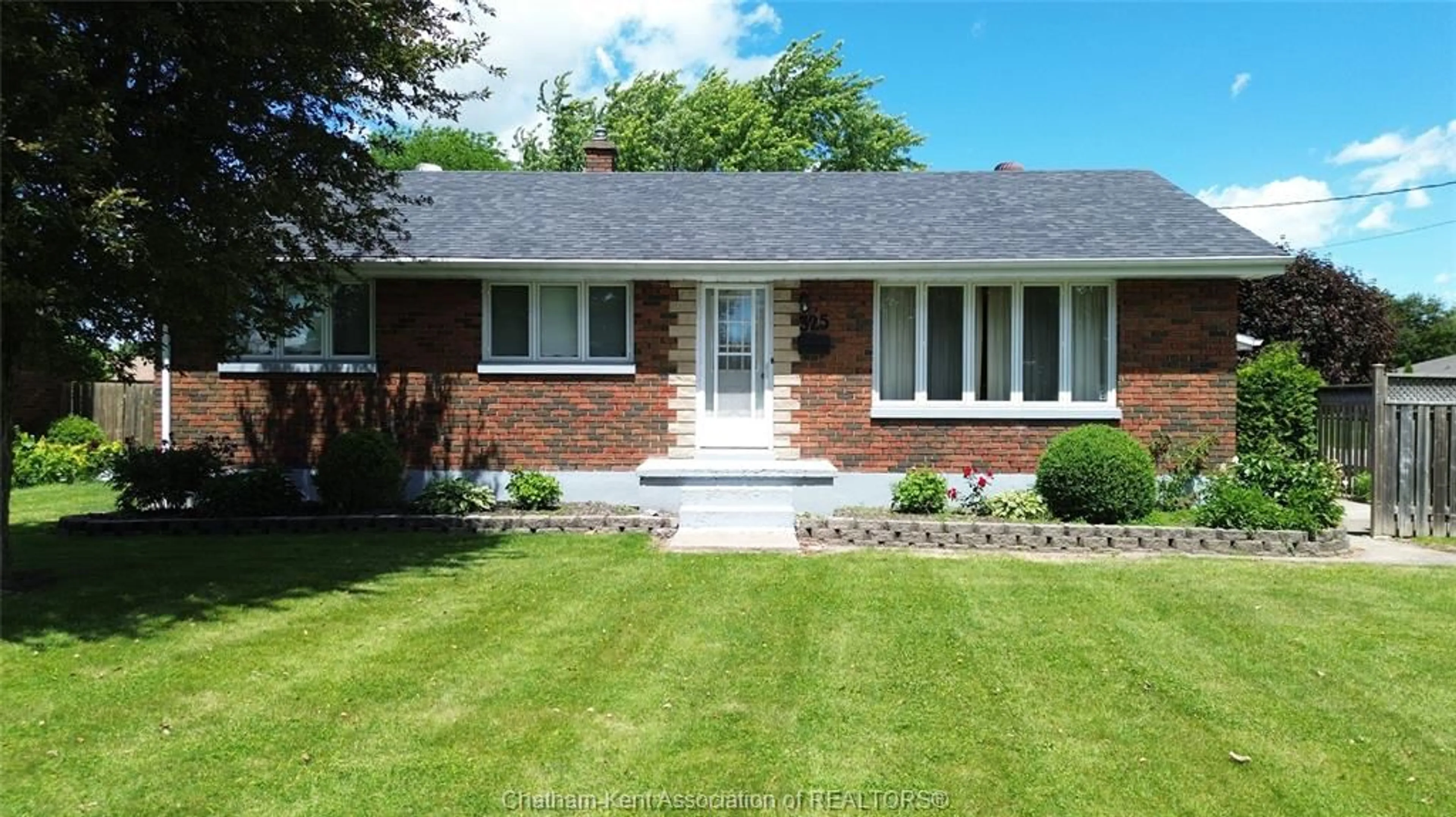 Home with brick exterior material for 325 Thomas Ave, Wallaceburg Ontario N8A2C1