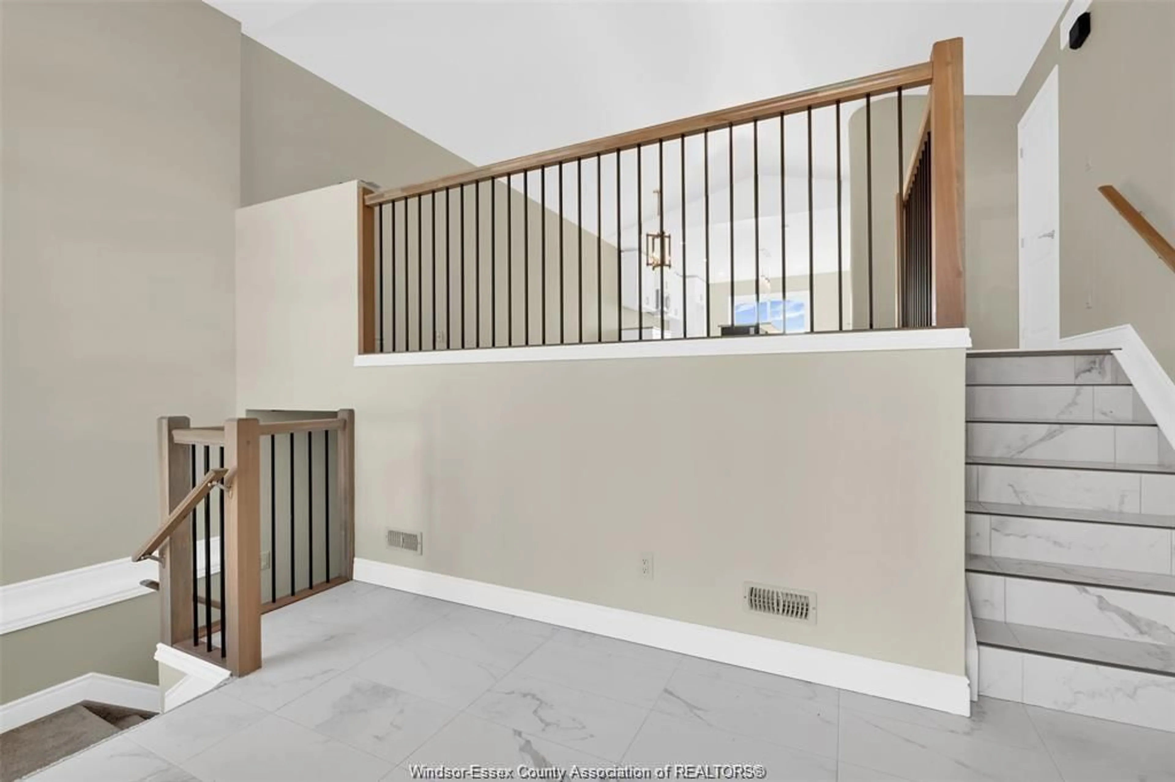 Indoor foyer for 103 KINGSBRIDGE Dr, Amherstburg Ontario N9V 4B6