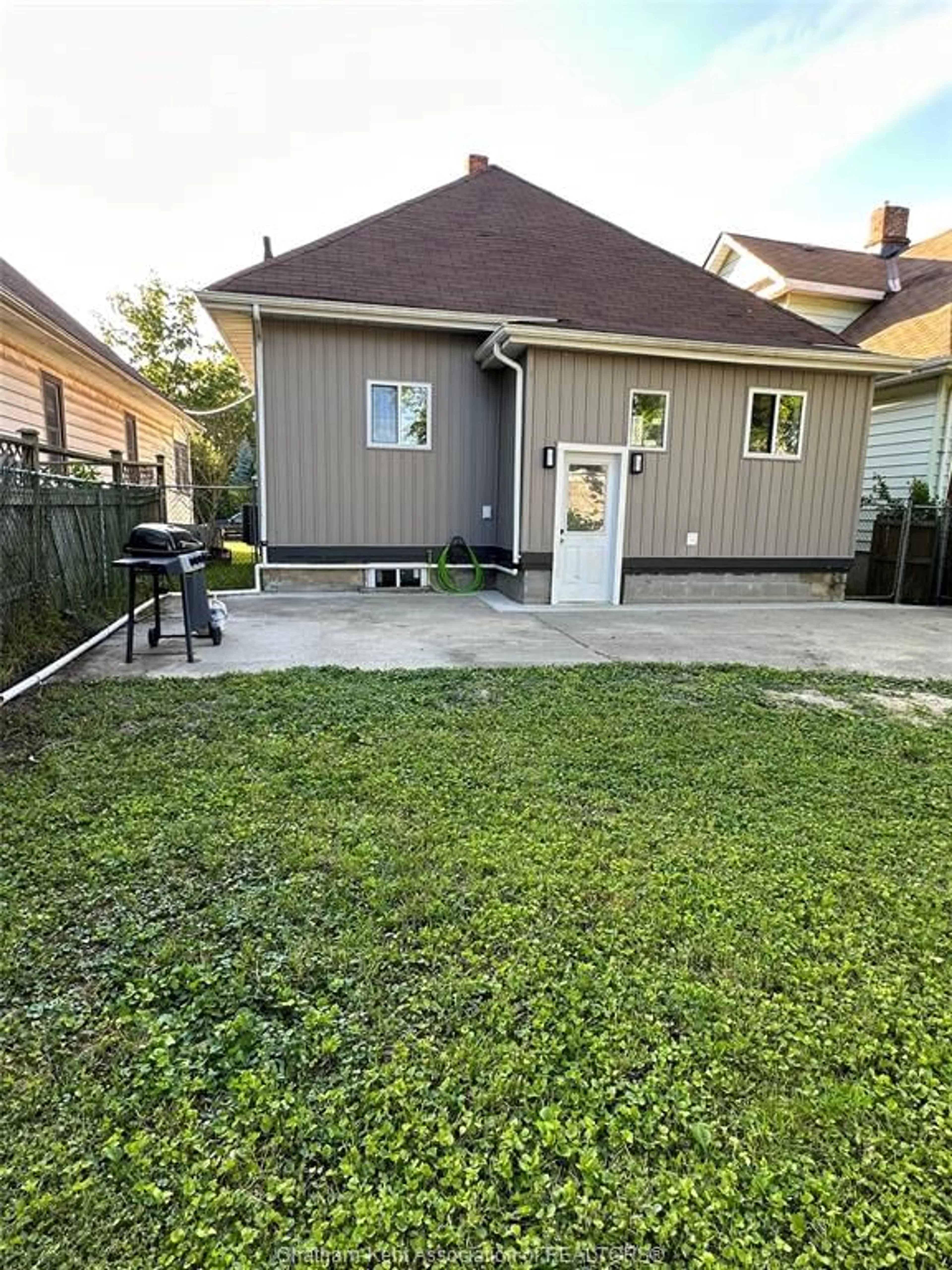 Frontside or backside of a home for 106 Patteson Ave, Chatham Ontario N7M 1T7
