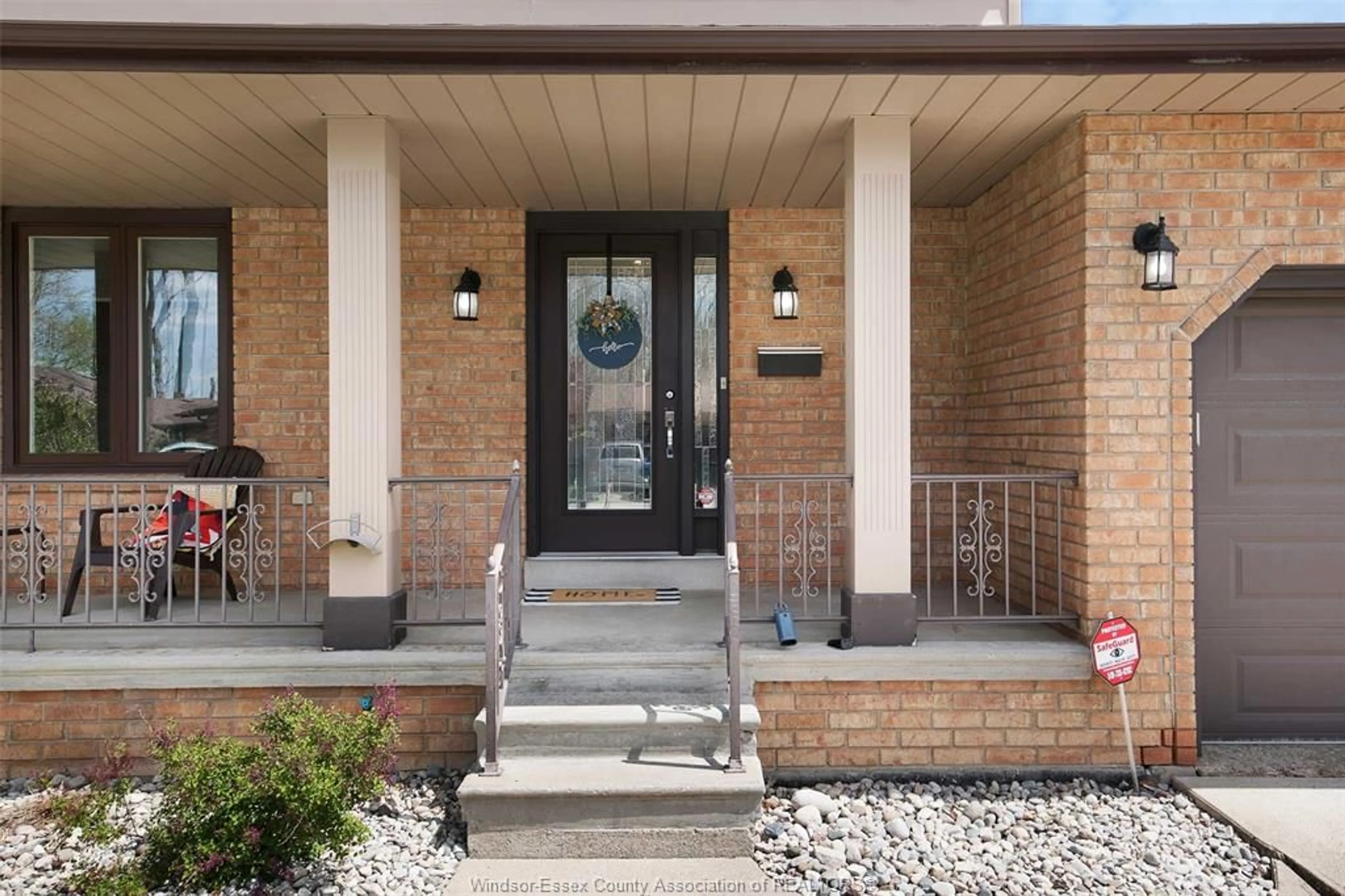 Home with brick exterior material for 2920 Northway Ave, Windsor Ontario N9E 4E9