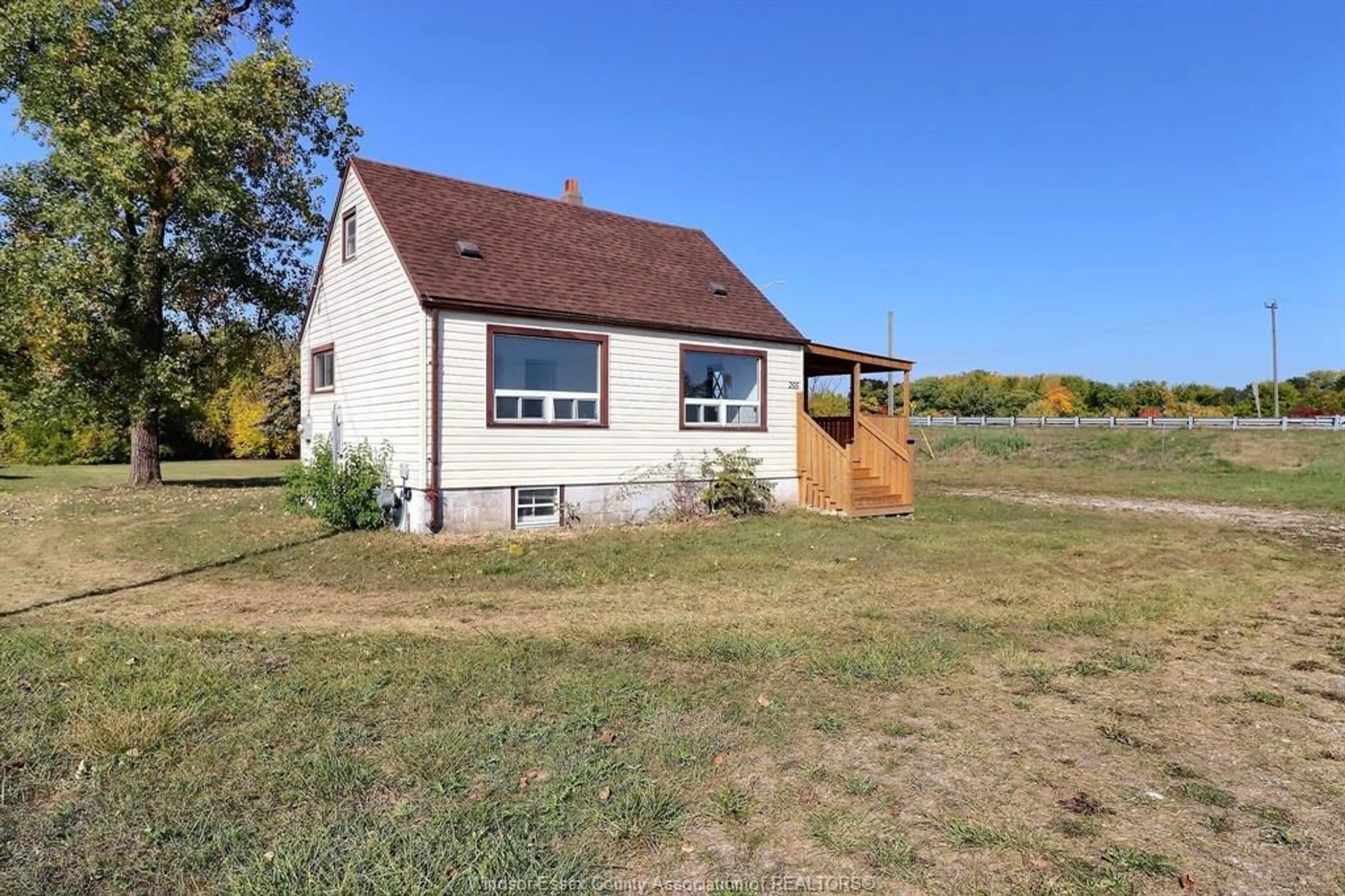 Cottage for 205 EAST PIKE CREEK Rd, Lakeshore Ontario N8N 2L9