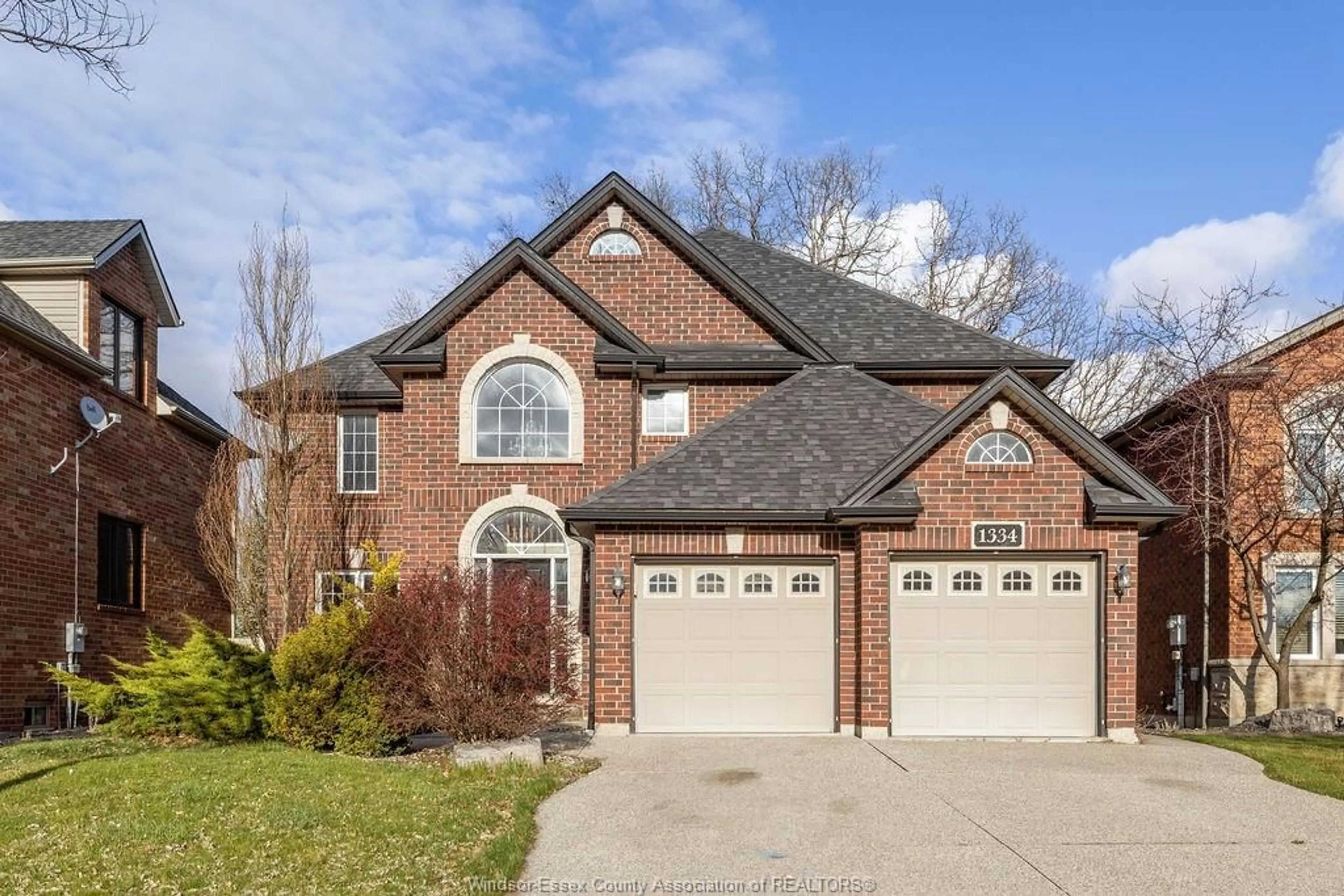 Home with brick exterior material for 1334 LAKEVIEW, Windsor Ontario N8P 1P1