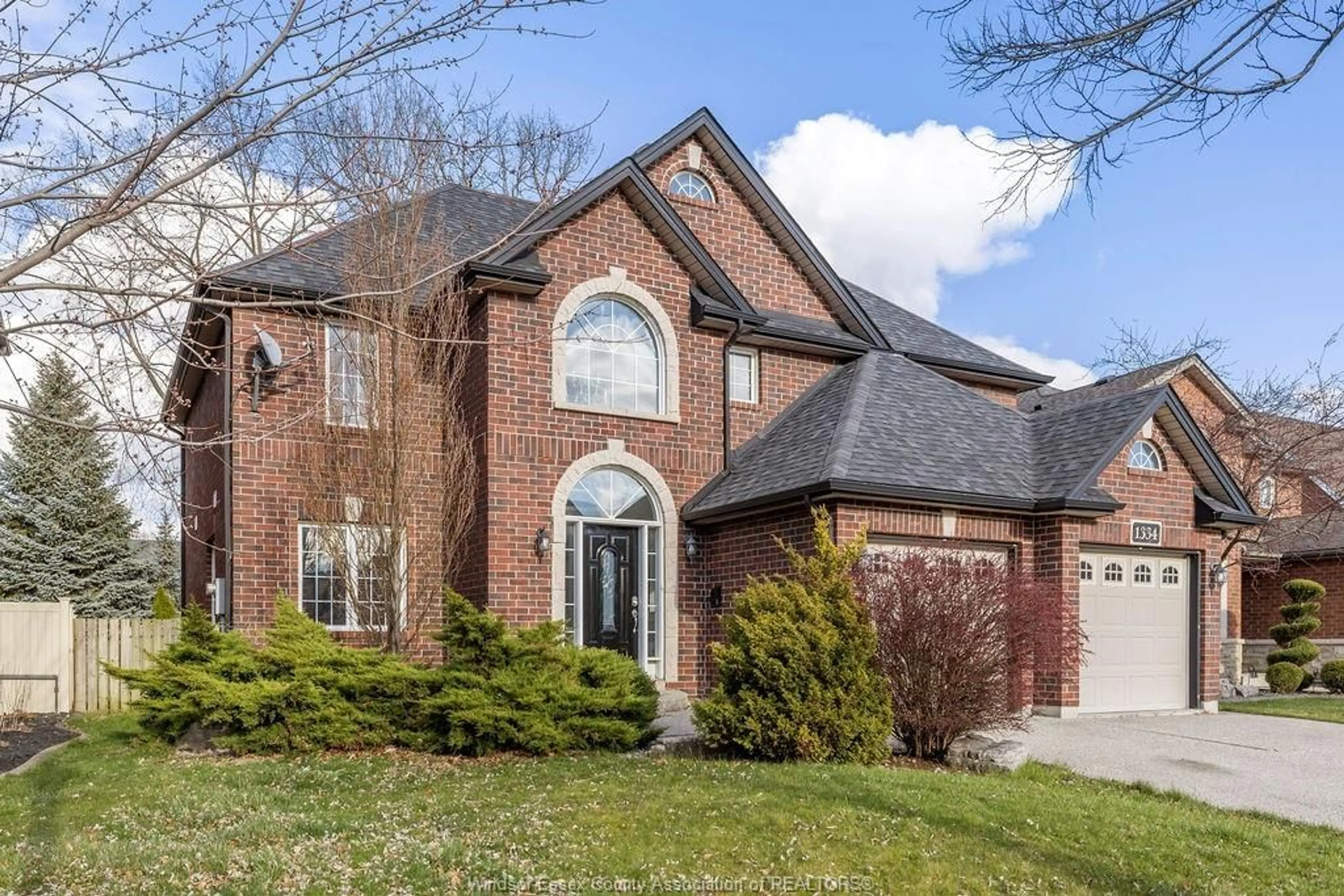 Home with brick exterior material for 1334 LAKEVIEW, Windsor Ontario N8P 1P1