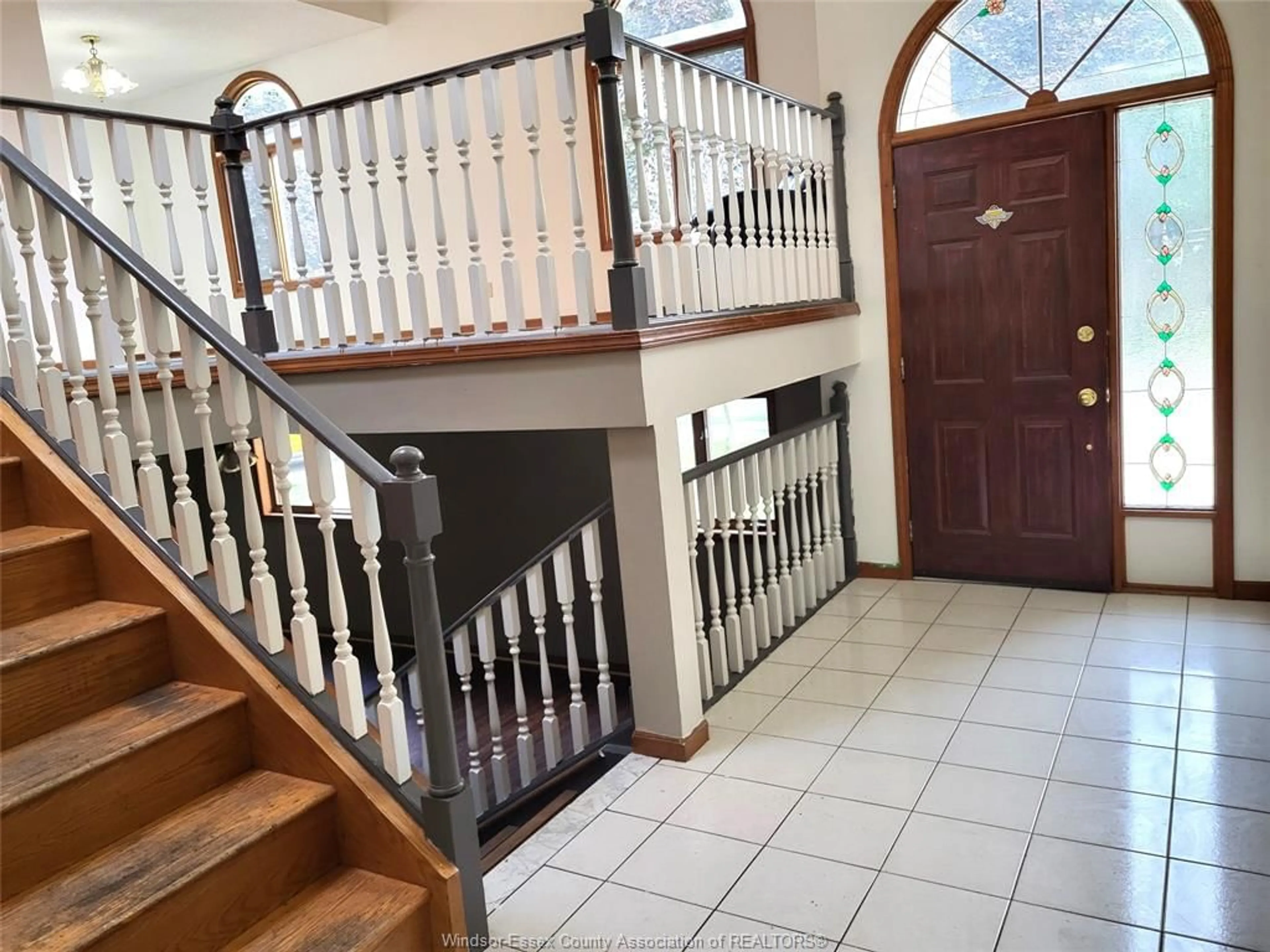 Indoor foyer for 572 RICHMOND, Amherstburg Ontario N9V 3T9