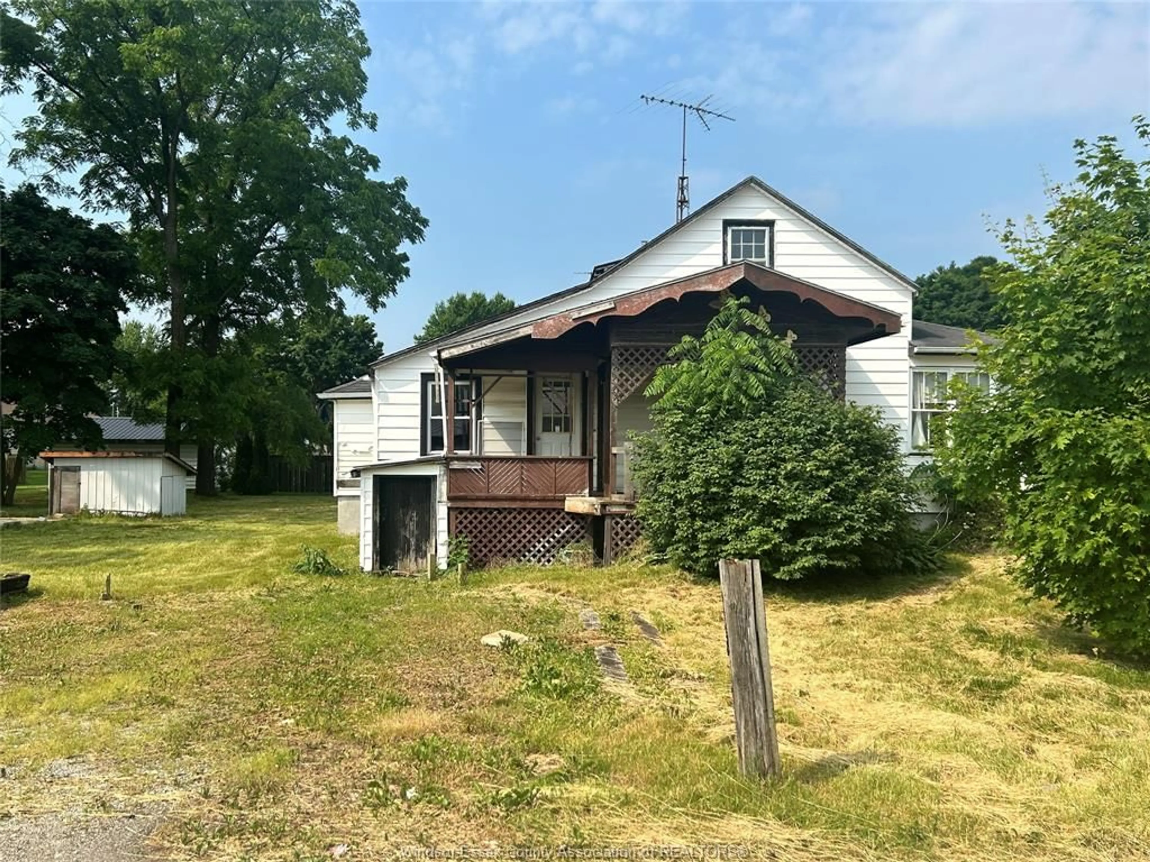 Frontside or backside of a home, cottage for 135 Elm St, Bothwell Ontario N0P 1C0