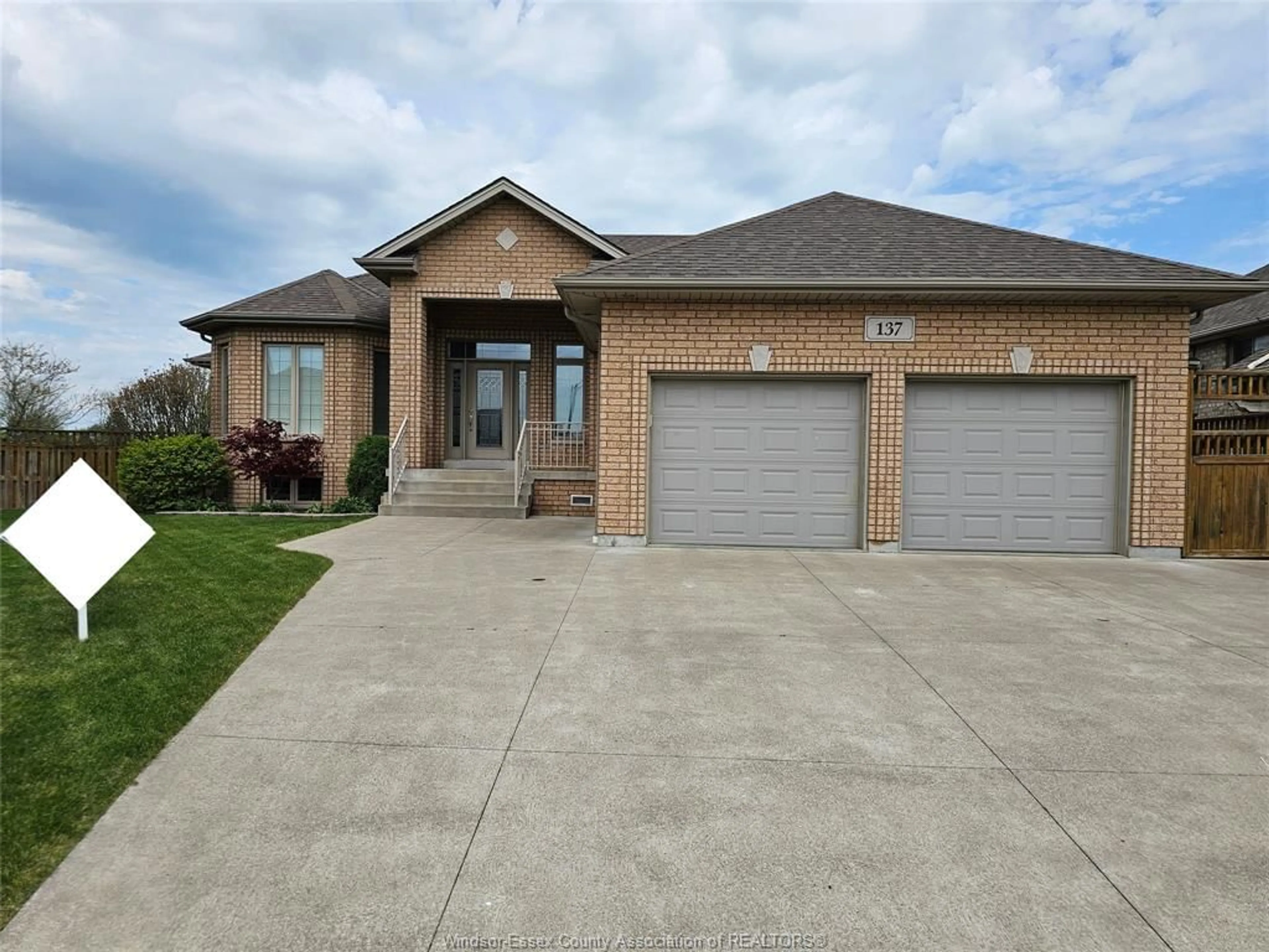 Frontside or backside of a home for 137 SHADY SPRING Cres, Lakeshore Ontario N9R 1E2