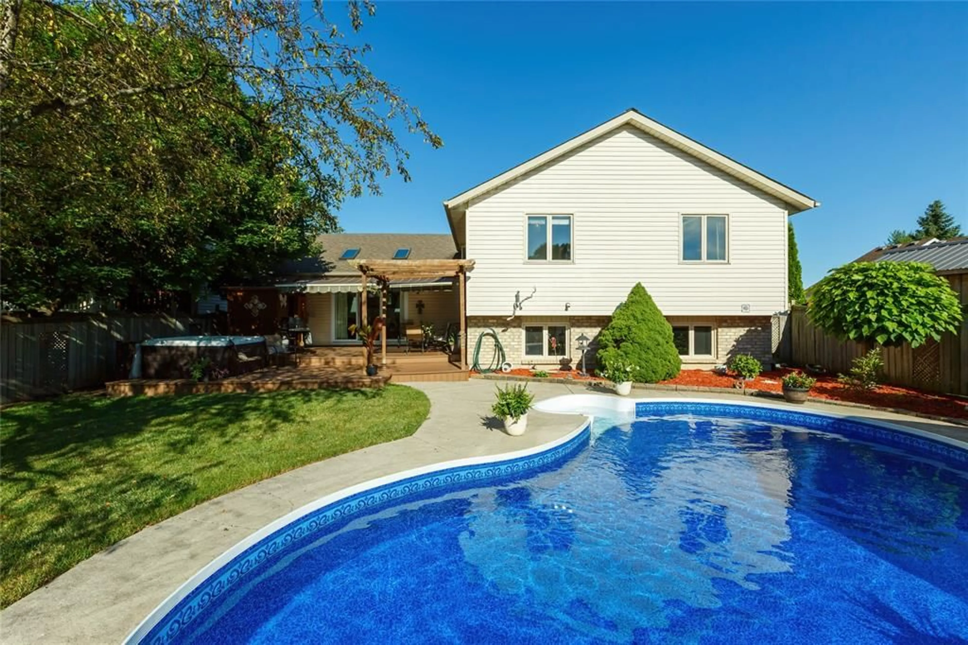 Indoor or outdoor pool for 591 BENTINCK Dr, St Clair Ontario N0N 1G0