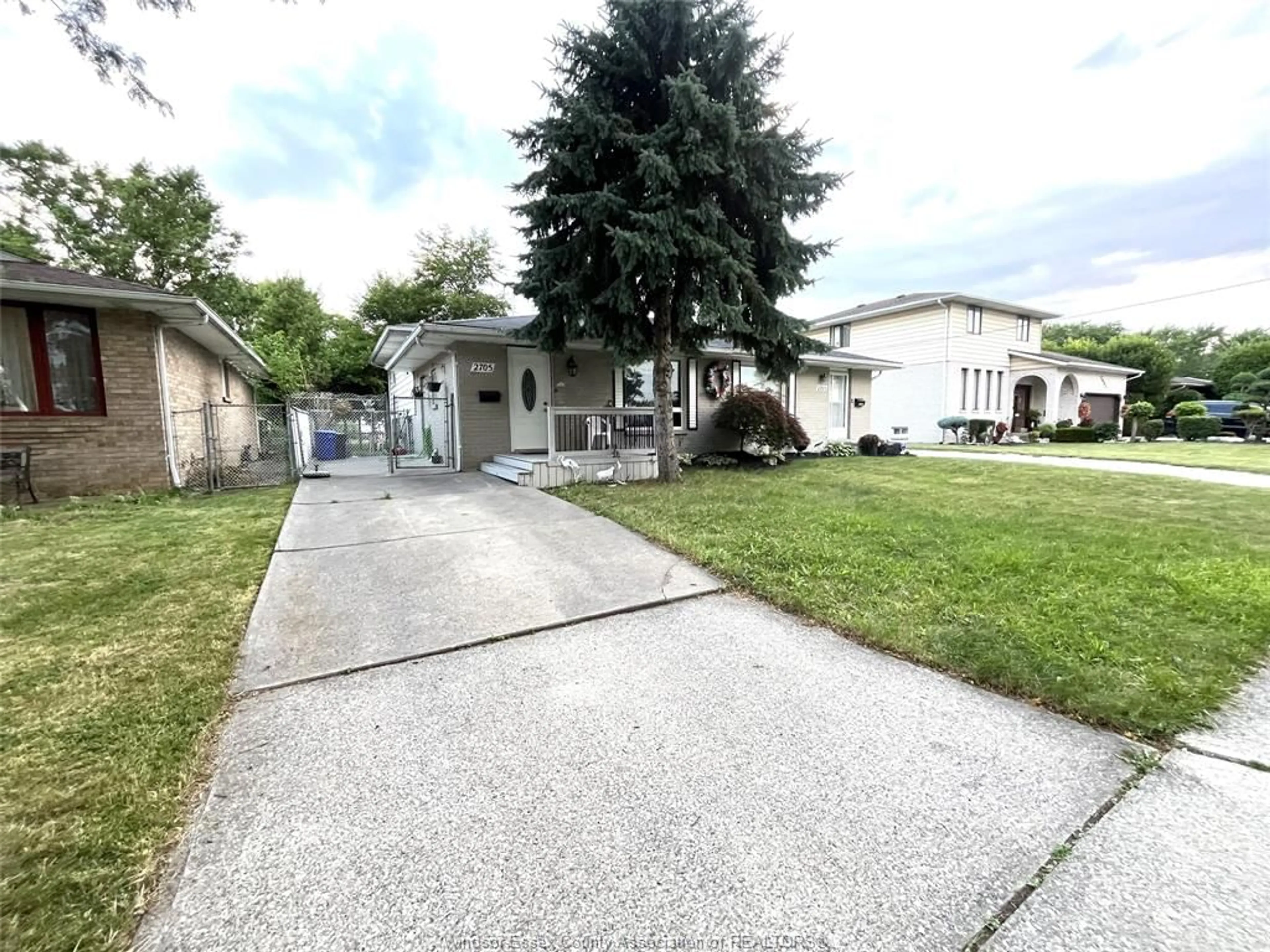 Frontside or backside of a home for 2705 JEFFERSON Blvd, Windsor Ontario N8T 3E7