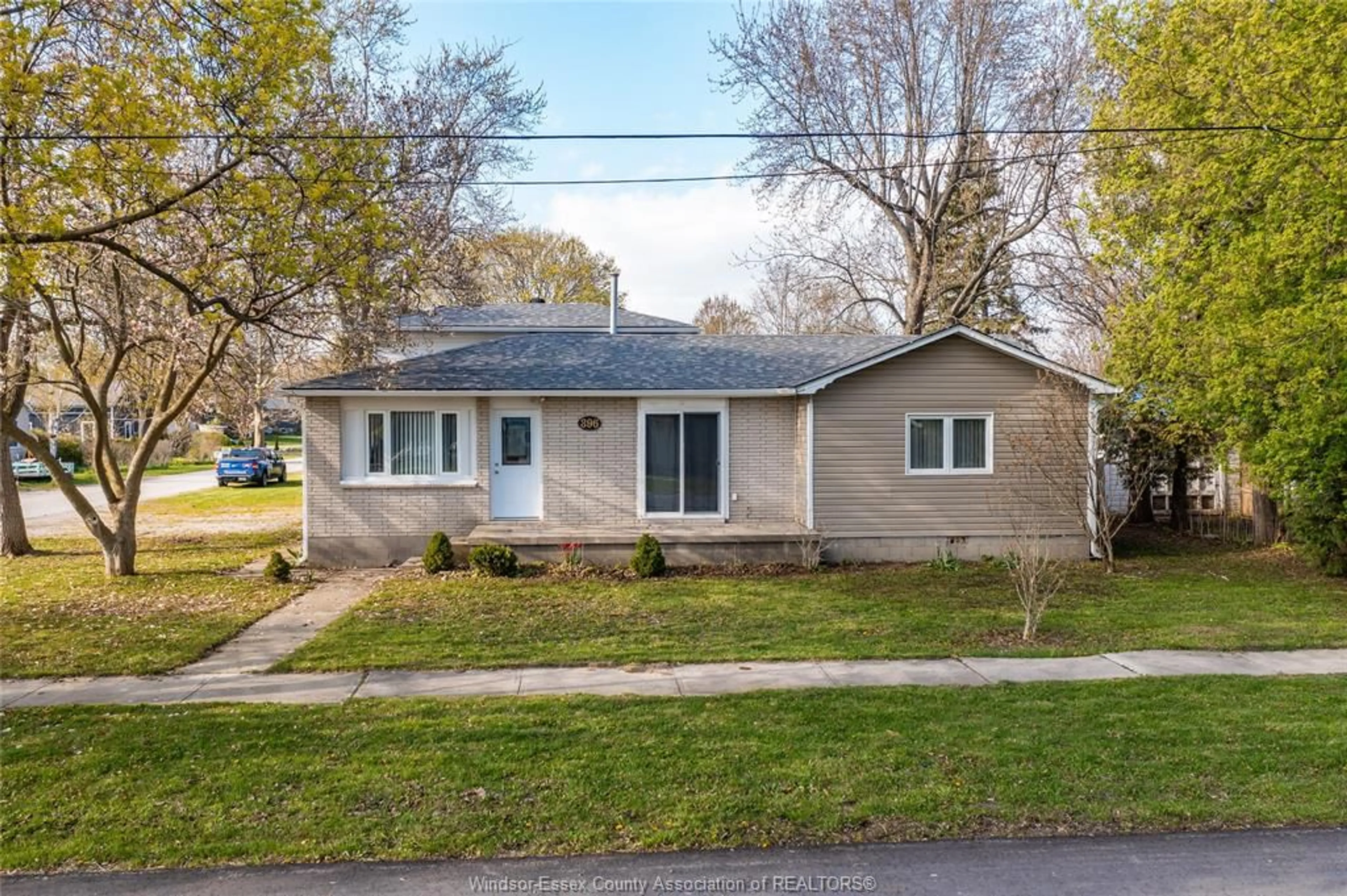 Frontside or backside of a home for 396 QUEEN St, Dresden Ontario N8A 1M0