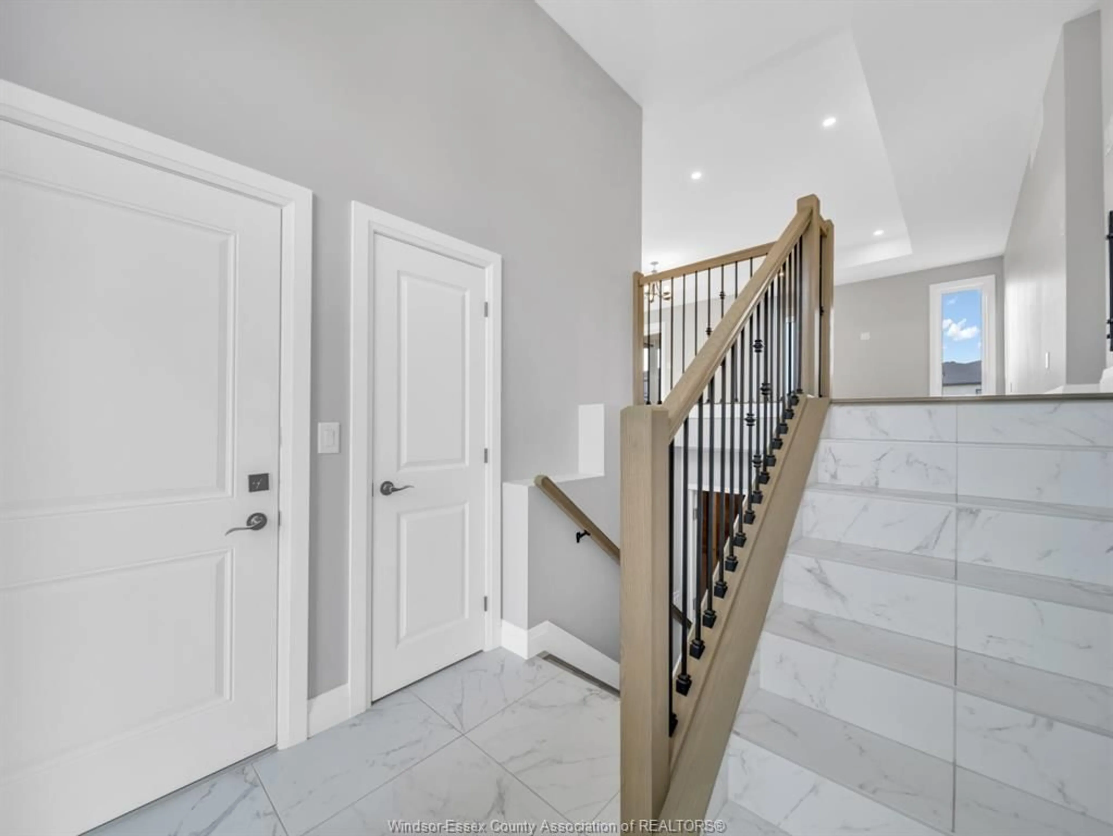 Indoor foyer for 4403 BELMONT, Lakeshore Ontario N0P 1J0