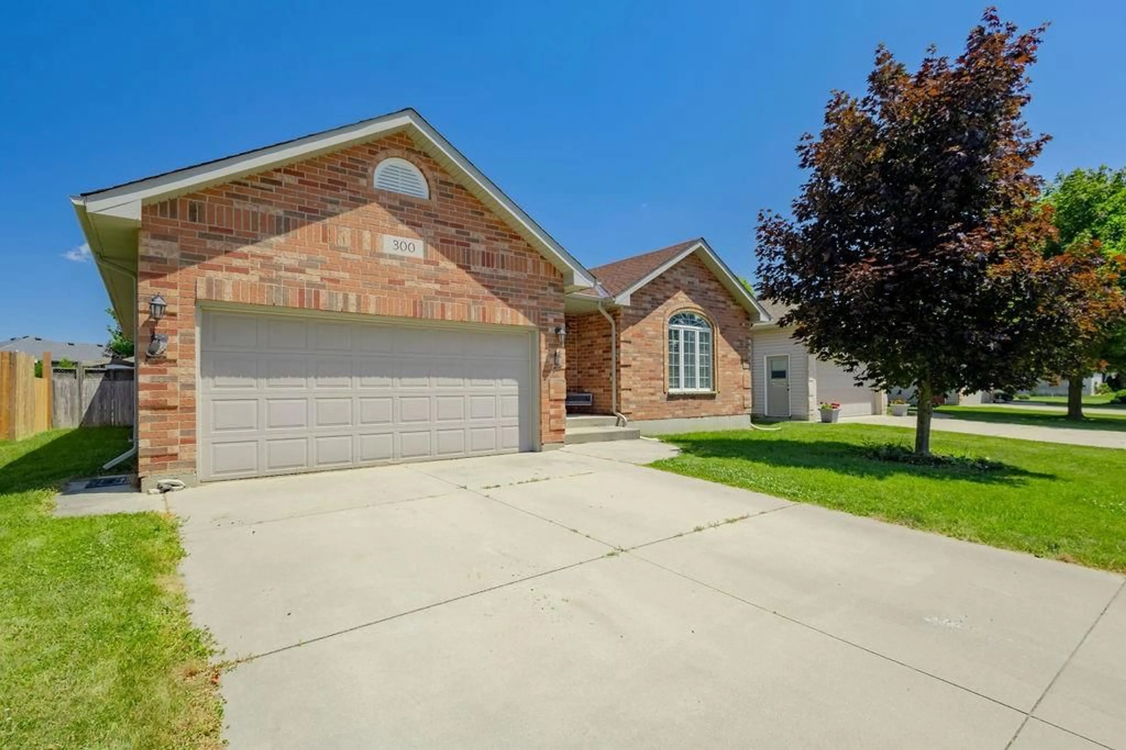 Frontside or backside of a home for 300 PARKSIDE Dr, Petrolia Ontario N0N 1R0